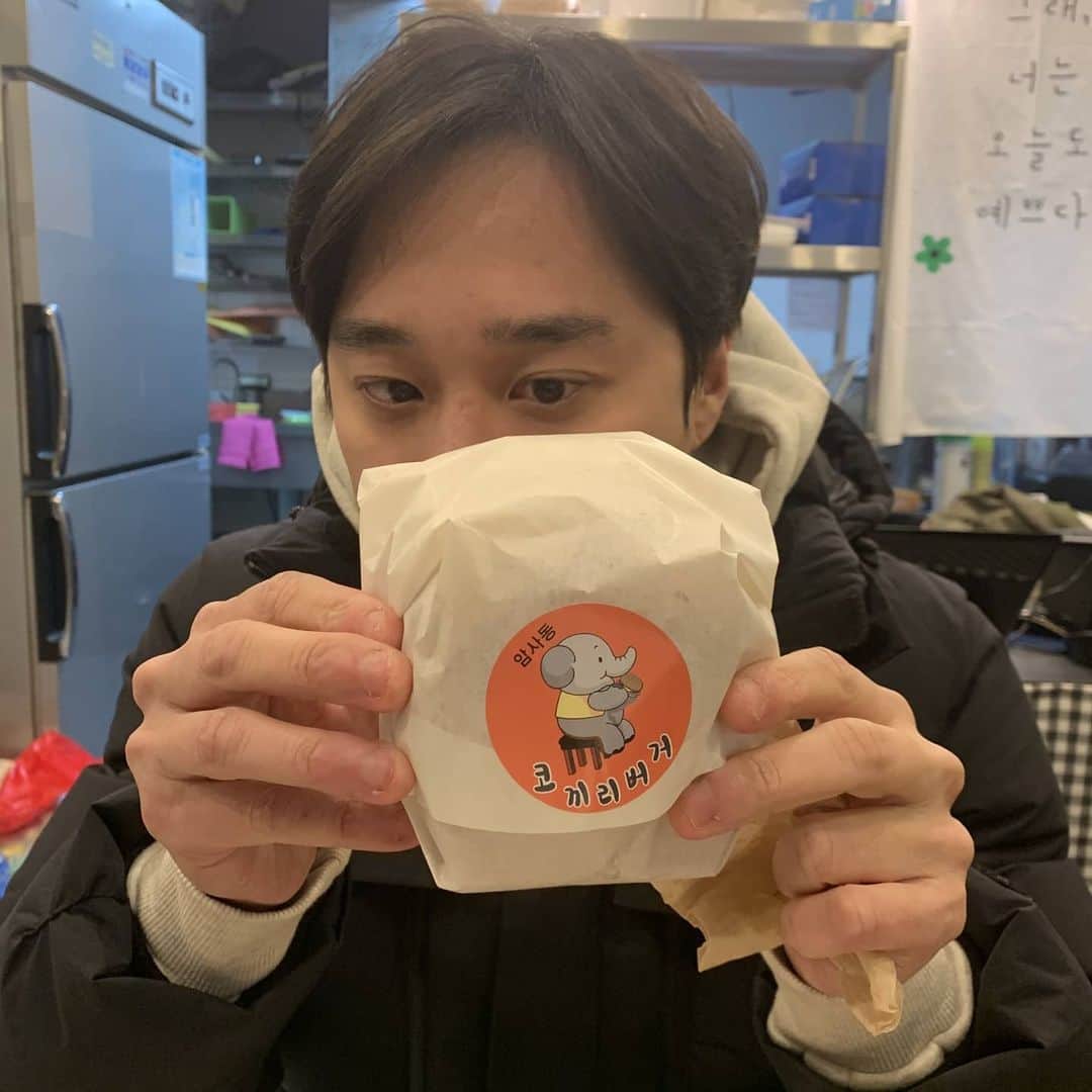 ホ・ジョンミンのインスタグラム：「공훈 사장님의 #암사동코끼리버거 영접 대박나라」