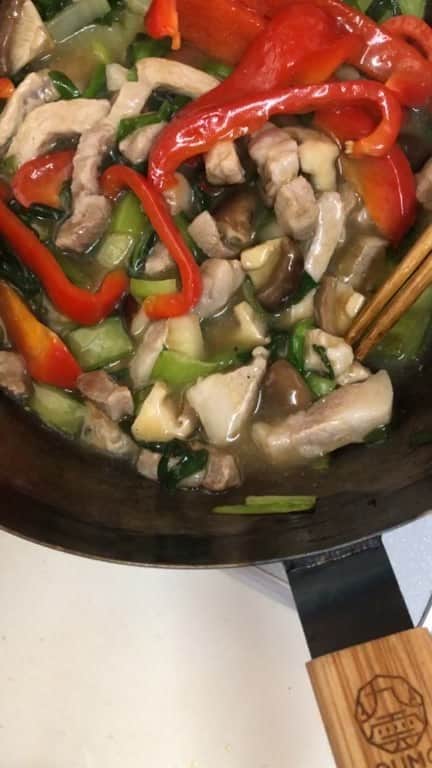 黄川田としえのインスタグラム：「ライボーイがお昼を作ってくれると言うのでいきなりですがライブしてみました😂  #ライボーイクッキング #ライボーイごはん」