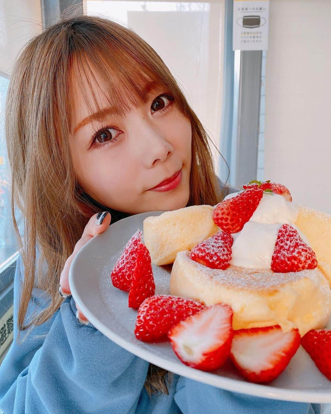 西村季里子さんのインスタグラム写真 - (西村季里子Instagram)「・  「パンケーキ食べたい🥞🍴」  って日、あるよね？たまに。  この日は朝起きてパンケーキ食べたすぎて 友だち召喚して付き合ってもらった🥺  意外にも行ったことがなかった FLIPPER'Sのパンケーキ🥞🍓  ふんわふわでとろけた〜美味しかった〜 お休みの日は朝から フレンチトーストかパンケーキ食べてる✌🏻  #パンケーキ#パンケーキ食べたい  #pancakes#flippers#自由が丘#渋谷 #いちご#いちごのパンケーキ#🍓 #ふわふわ#ほぼ空気#ゼロカロリー #follow#followｍe#lunch」2月24日 12時06分 - kiriko_nishimura