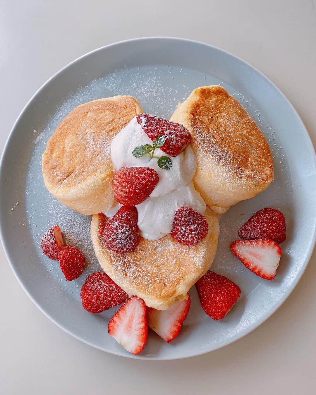 西村季里子さんのインスタグラム写真 - (西村季里子Instagram)「・  「パンケーキ食べたい🥞🍴」  って日、あるよね？たまに。  この日は朝起きてパンケーキ食べたすぎて 友だち召喚して付き合ってもらった🥺  意外にも行ったことがなかった FLIPPER'Sのパンケーキ🥞🍓  ふんわふわでとろけた〜美味しかった〜 お休みの日は朝から フレンチトーストかパンケーキ食べてる✌🏻  #パンケーキ#パンケーキ食べたい  #pancakes#flippers#自由が丘#渋谷 #いちご#いちごのパンケーキ#🍓 #ふわふわ#ほぼ空気#ゼロカロリー #follow#followｍe#lunch」2月24日 12時06分 - kiriko_nishimura