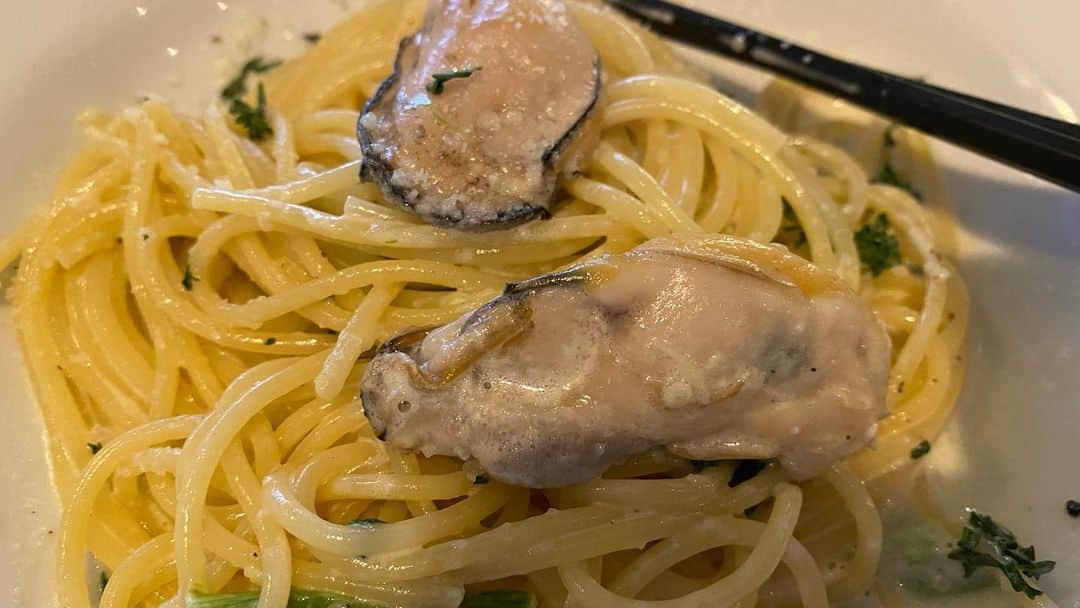 326のインスタグラム：「42にして牡蠣を産まれて初めて食べた んまかった みんなも最近デビューしたものある？ そしてデビューしてみてどうだった？ 何のきっかけもなくただただ食べてみるとかあるんだな笑 不思議な感覚  次はいくらかウニかな」