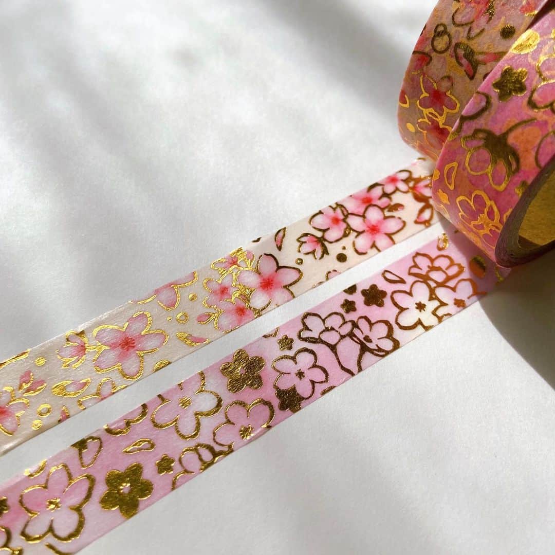 おおで ゆかこのインスタグラム：「(amifa) 桜マスキングテープのイラストを担当させて頂きました🌸🌸 店舗によって置いてなかったりがあるかと思いますが、キャンドゥにて販売されています。箔押しがキラキラ輝いて華やかです。 こちらの桜マステは毎年とても人気があるそうです。お花見したいなぁ✨」