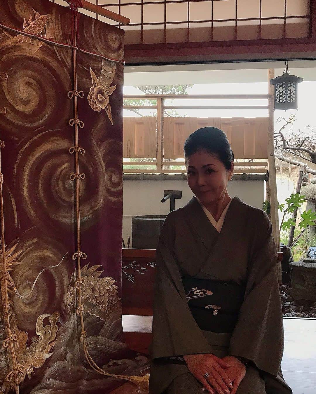 土屋眞弓さんのインスタグラム写真 - (土屋眞弓Instagram)「お気に入りの着物と帯🥰❤️❤️  この帯は登場回数多いですね〜❣️ 以前京都で買った手作りの龍の帯留め🐉 帯も龍🐉 龍好きにはたまらない🥰 万筋の江戸小紋はもう型がないので作れないそうです 一生もの‼️ 一緒に写っている方は台湾出身の俳優さん❣️ 優しくて素敵な方❣️  #江戸小紋 #万筋 #綴 #お気に入り #一久 #精進料理」2月24日 12時20分 - mayumi.vivian