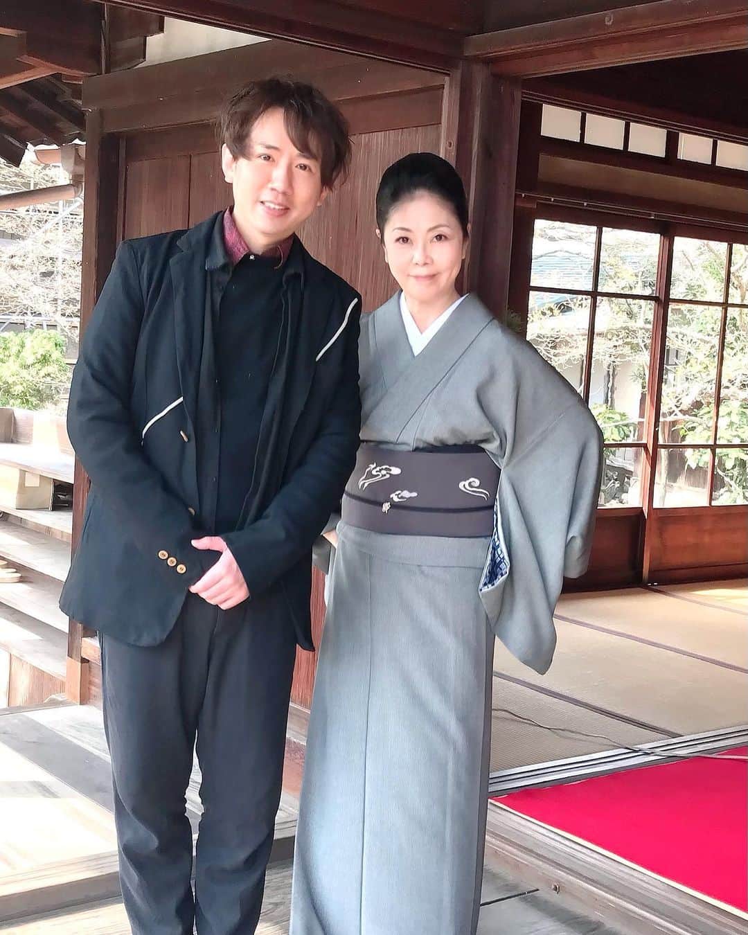 土屋眞弓のインスタグラム：「お気に入りの着物と帯🥰❤️❤️  この帯は登場回数多いですね〜❣️ 以前京都で買った手作りの龍の帯留め🐉 帯も龍🐉 龍好きにはたまらない🥰 万筋の江戸小紋はもう型がないので作れないそうです 一生もの‼️ 一緒に写っている方は台湾出身の俳優さん❣️ 優しくて素敵な方❣️  #江戸小紋 #万筋 #綴 #お気に入り #一久 #精進料理」