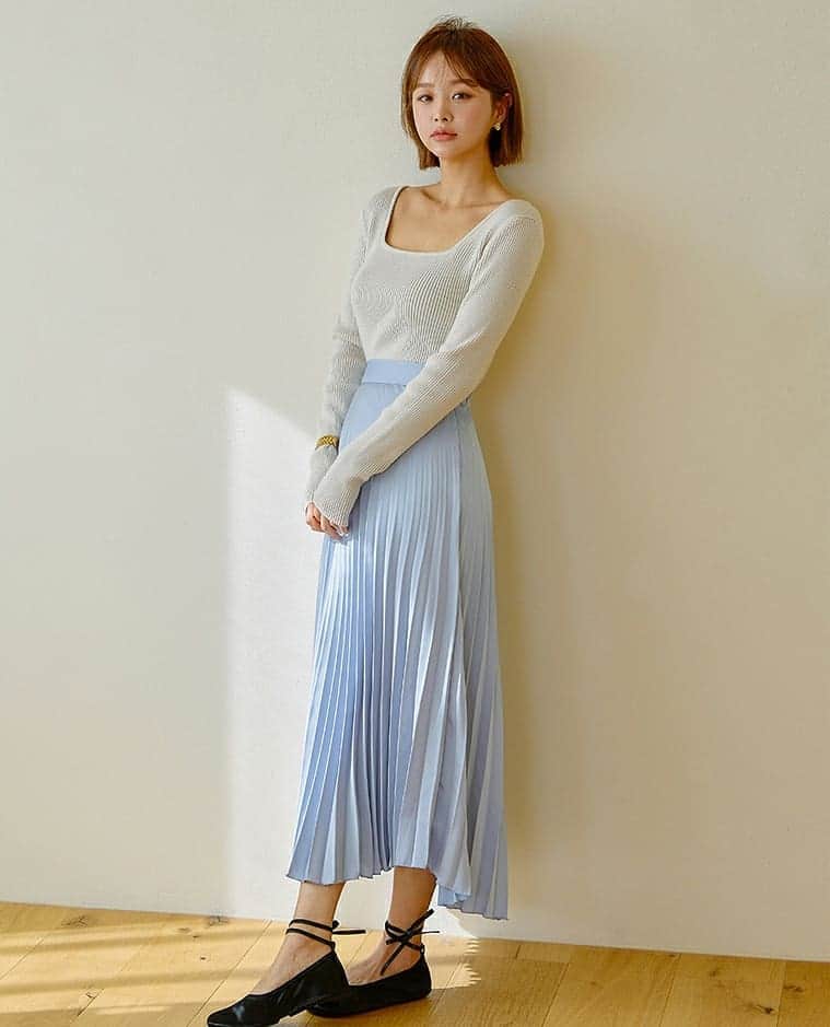imvelyジャパンのインスタグラム：「🆕本日の新作5%OFF🆕 今日から３日間にわけて登場する 洗えるニット春バージョン🌸全６種類🌸  今日は基本アイテムとして着られる ラウンドネックとスクエアネックタイプの2点です💕  詳細はサイトでチェックしてください💡  #イムブリー#IMVELY#ワンピース#大人カジュアル#大人可愛い#ootd#デイリー #カジュアルコーデ」