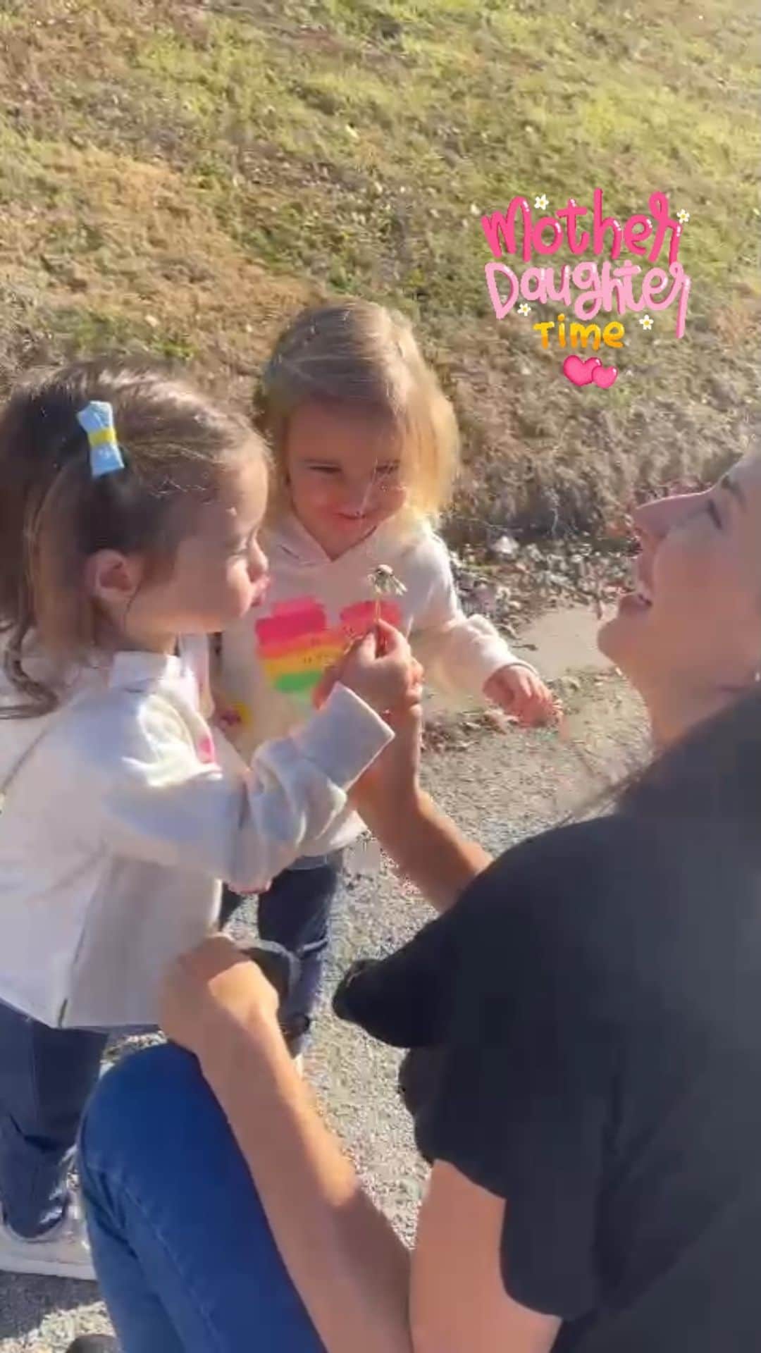 シェイラ・カストロのインスタグラム：「“The most simple things can bring the most happiness!!!”  Amo vcs filhas! E estou amando viver intensamente com vcs aqui nos EUA!!!   #albumdalizeninna #sheillacastro #beunlimited」