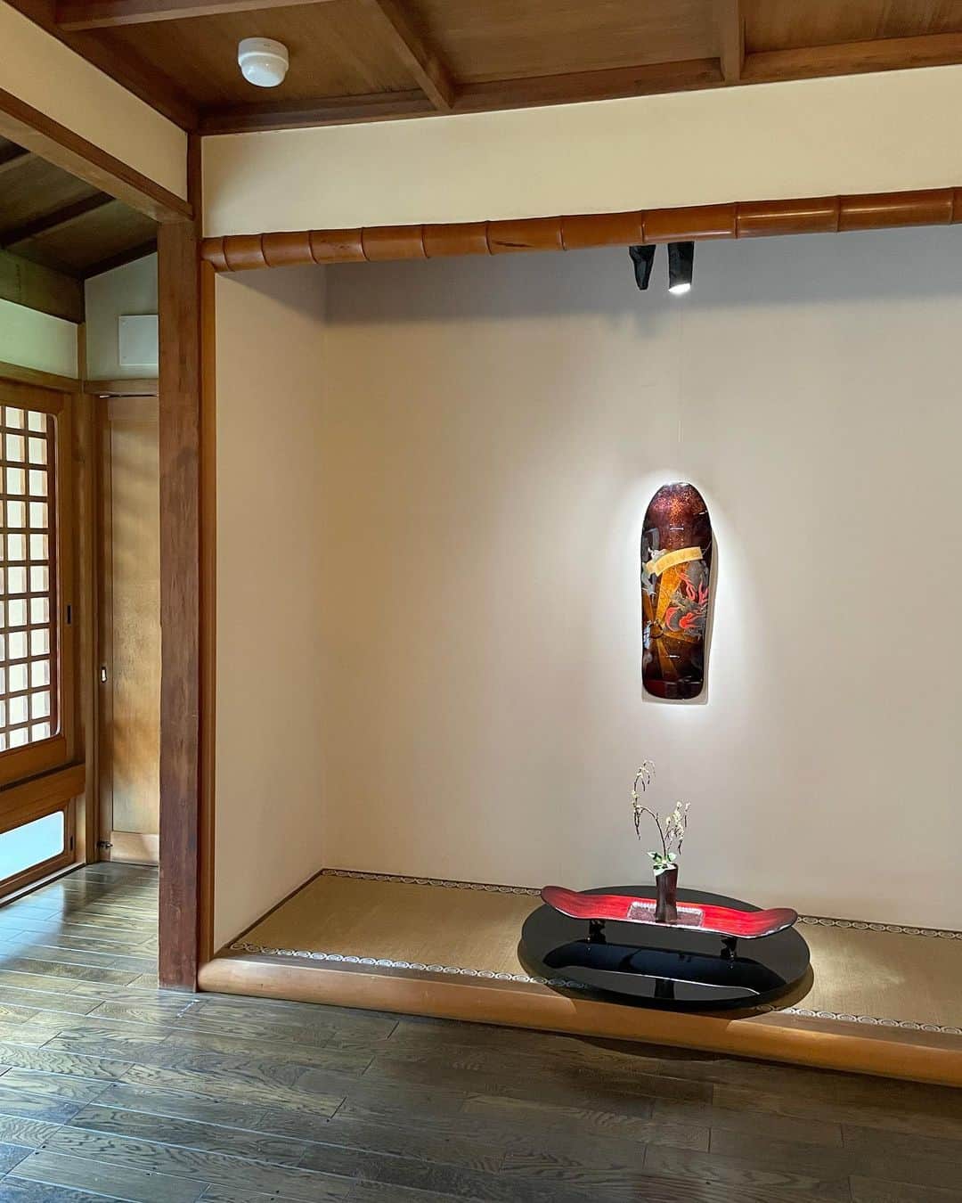 小木 "Poggy" 基史のインスタグラム：「@kiwakoto_kyoto × POGGY Japanese lacquerware Lacquer-finish skate board painted by Japanese craftsman. 〜次の100年のために 愛着の逸品を誂える〜をテーマにするKiwakotoさんのビスポークイベントに参加させて頂きました。いろいろな作品が展示される中で、自分は京都の漆屋の堤さん( @takuuuututu )と蒔絵師高島さん( @aratatakashima )と一緒に漆塗りのスケートボードや花台を作りました。物凄い技術を持ちながらスケートボードを愛するお2人や皆さんと楽しい時間を過ごすことが出来、本当に嬉しかったです。ありがとうございました🙇🏻‍♂️」