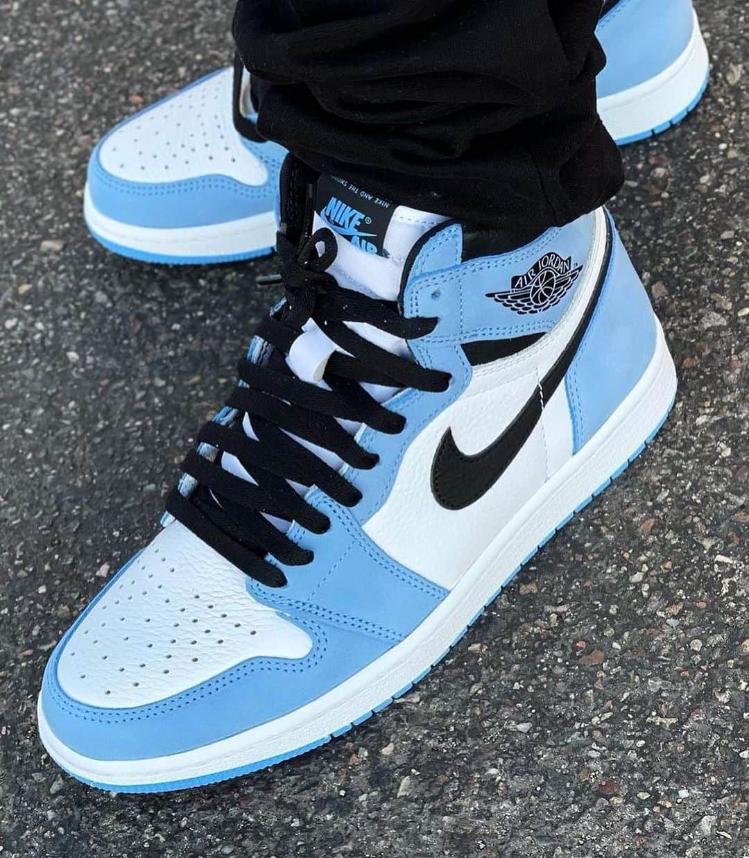 Sneakgalleryさんのインスタグラム写真 - (SneakgalleryInstagram)「The Air Jordan 1 #UniversityBlue officially releases March 6th ❄️❄️.」2月24日 12時15分 - sneakgallery