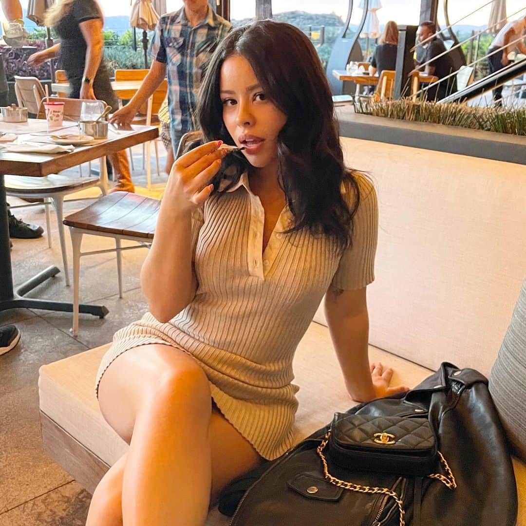 シエラ・ラミレスのインスタグラム：「GNO? Shuck yeahhh🦪🤍」