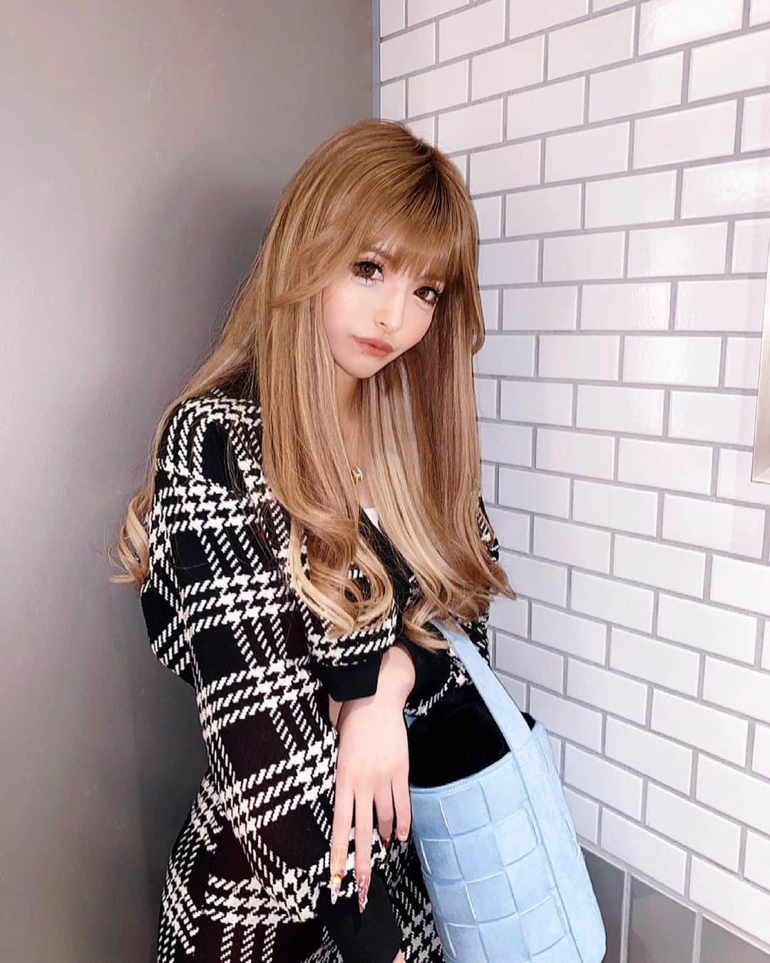 アンジェリカのインスタグラム：「🐱💙 . おはYo〰️💕 今日は新しいお仕事の収録🌼 楽しみーっ😊頑張るよん!!  この日のコーデはセトア!! @selectshop__milkyway   大人っぽめのセトアでkawaii👄ﾃﾞｼｮ❤︎ 差し色でブルー💙入れてみたンゴ～ .  #あんじぇコーデ #春コーデ #私服 #セトア」