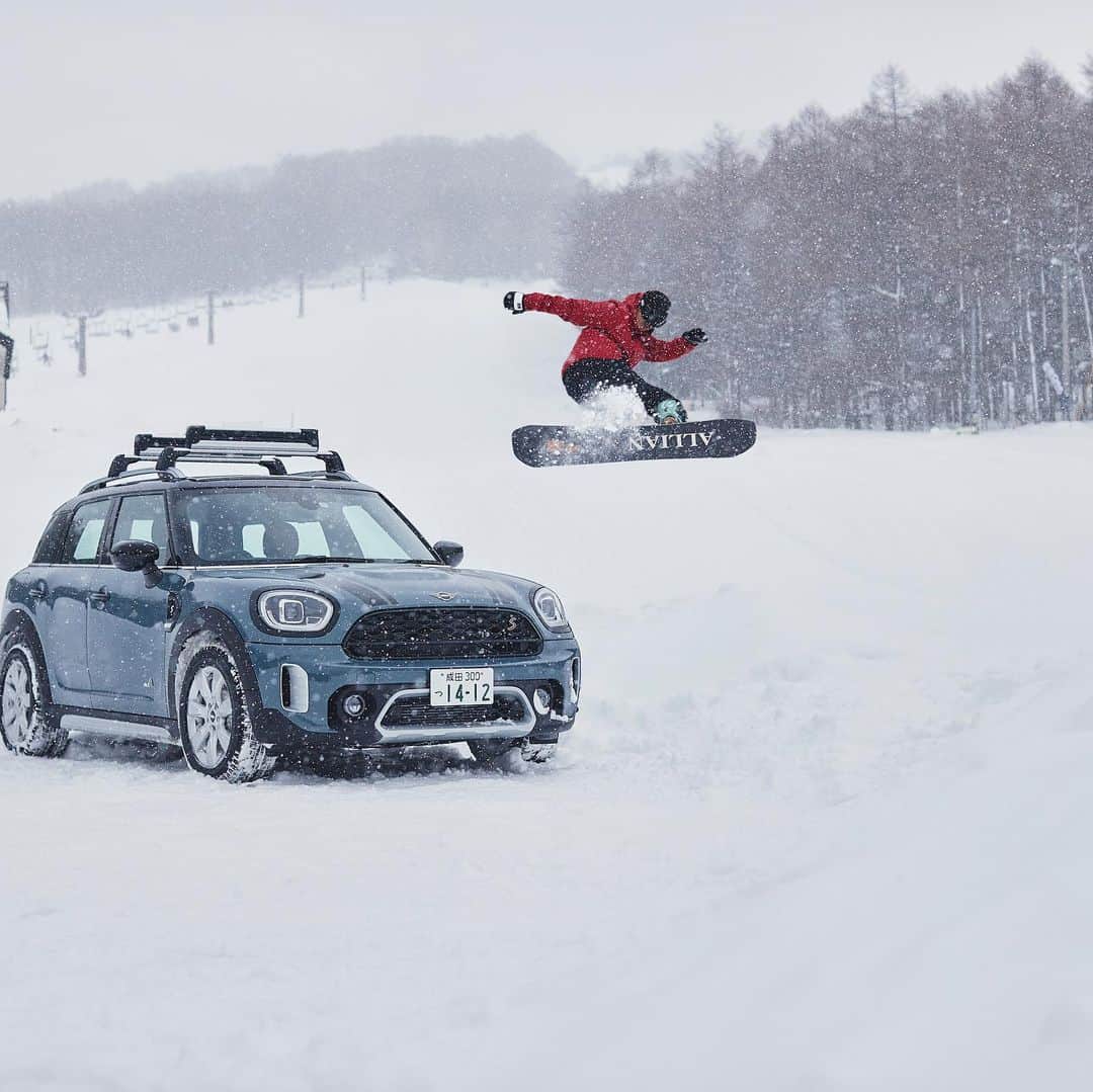 のインスタグラム：「The New MINI Crossoverに乗ってスノーボードへ行ってきました。  スノーボードは雪山という現実からかけ離れた場所へ行きボード一本でなんでもできて、たくさんのひらめきが生まれます。ゲームのような世界を感じる事ができて完全に自由になれるからスノーボードはやめられません！  車もスノーボードと同じぐらい好きです。この日は道に雪が結構積もってたけど4輪駆動だから楽々登って来れたし、ボードも荷物も余裕で載せれるしなんつったって見た目がかっこいい。 最高の1日でした！  @mini_japan  #MINIJapan #この日常にひらめきを #TheNewMINICrossover #PR」