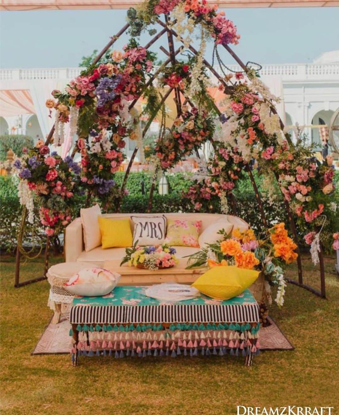 Indianstreetfashionのインスタグラム：「Such a cute little set up 💕 #indianstreetfashion @indianstreetfashion #indianwedding #weddings #weddingsupplier #wedding #weddingsofinstagram #instawedding  #bridesofindia #bridesofinstagram #indianbridaloutfit #bridaloutfit #weddinglook  #bridestyle #weddingtrend #jewellery #weddinginspo #weddingplanner #weddingblogger #destinationwedding #weddingchoreography #couture #weddingjewellery #weddingshopping #weddingseason #indiandesigner @dreamzkrraftweddings」