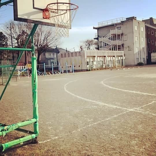 日高薫のインスタグラム：「レイアップシュート2⛹️‍♀️☀️  #入った✨#🏀 #basketball #バスケ女子 #バスケ #バスケットボール #レイアップシュート #レイアップシュート練習#いきなりバスケ #元バスケ部 #バスケがしたいです #大好き #バスケすきな人と繋がりたい」