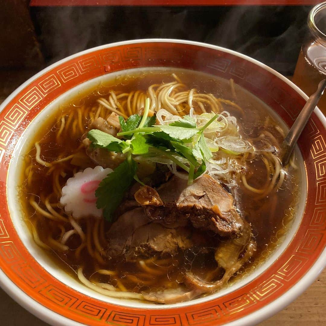 佐藤竜雄のインスタグラム：「今日はあぶさんランチ。美味い醤油ラーメン食べたので今日はもうしまいでいいやと満ち足りた気持ちに。 #高円寺 #あぶさん #貝料理 #親鳥 #親鳥中華そば #ちゃんと午後は働きますから」