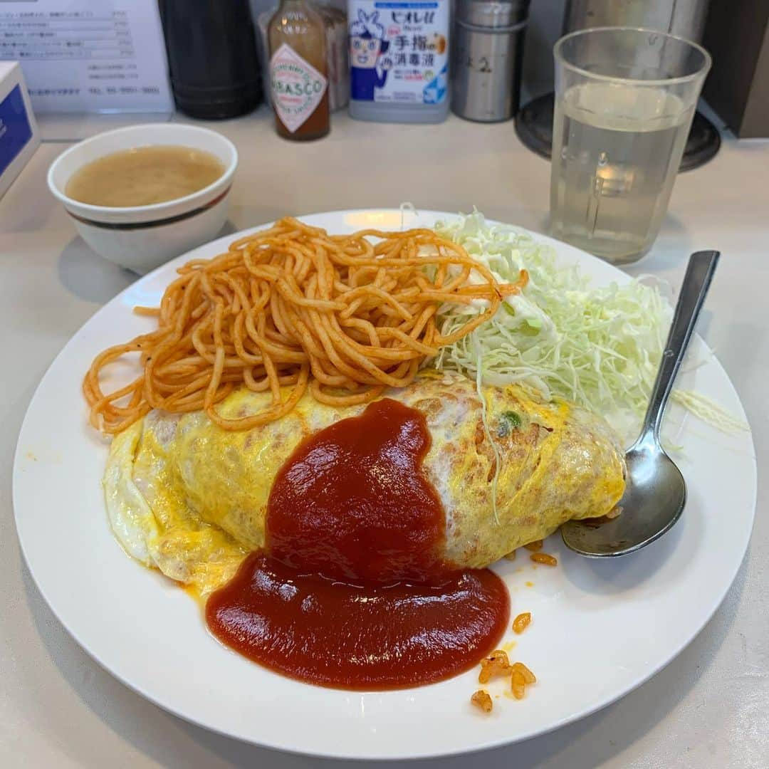 くろさんのインスタグラム写真 - (くろInstagram)「オムライス🍽800円 テレハーフして午後から出勤🚃 ここだけはコロナの影響知らずな感じでそこそこの行列。 11:45ごろ着で8人ぐらいの並び。 まさしく「並んでも食べたいバター香るオムライス」 ちょいビジュアル的には残念ですが、そこはご愛嬌ってことで。 #食べログ百名店2020 #食べログ百名店洋食 #食べログ百名店洋食2020 #オムライス #大人のお子様ランチ #人気No1 #チキンライスの卵包み #バター香るオムライス #むさしや #ムサシヤ #うましなつかし昭和の味 #新橋ランチ #サラリーマンランチ #サラリーマンの聖地 #ニュー新橋ビル #ニュー新橋ビル1階」2月24日 12時30分 - m6bmw