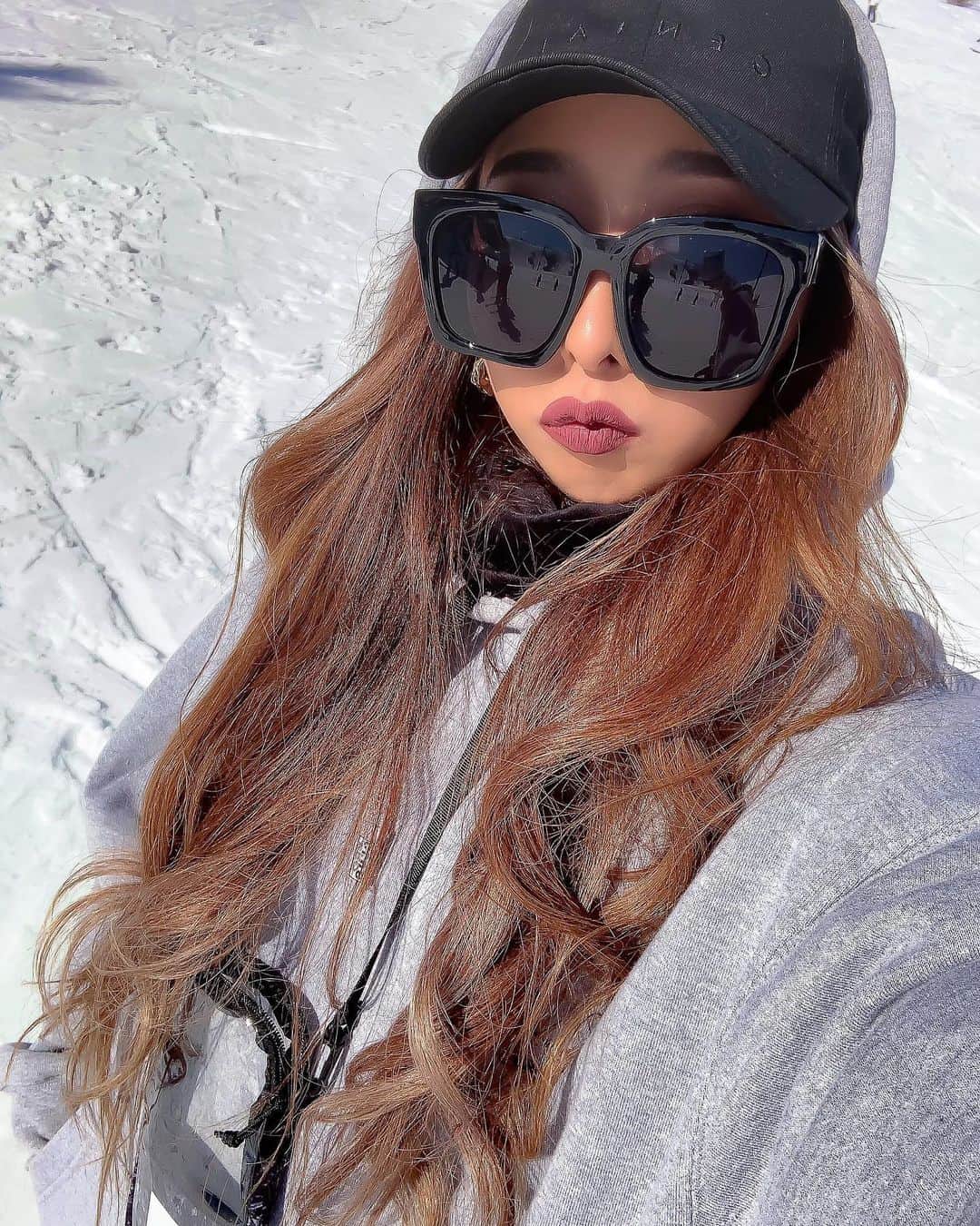 まあーか（まかたん）のインスタグラム：「. こないだ車山🏔行ってきたあー🏂 強風🌪えぐくてはねかえされたから身軽になったかと思ったけど体重計乗ったら気のせいだったー😇爆 .  #selfie#黒肌 #instagood #follow  #海外ファッション#ootd#セルフィー#エステ#ギャル #トレーニング #尻トレ #眉アートメイク #エステ#美肌ケア#美容#サロン#カラコン#バレイヤージュ#2021#スノボー#グラトリ#長野#白樺#snowboarding#グラトリ女子 #スノボー女子 #冬スポーツ#technine #thirtytwo #deathlabel #🏂」