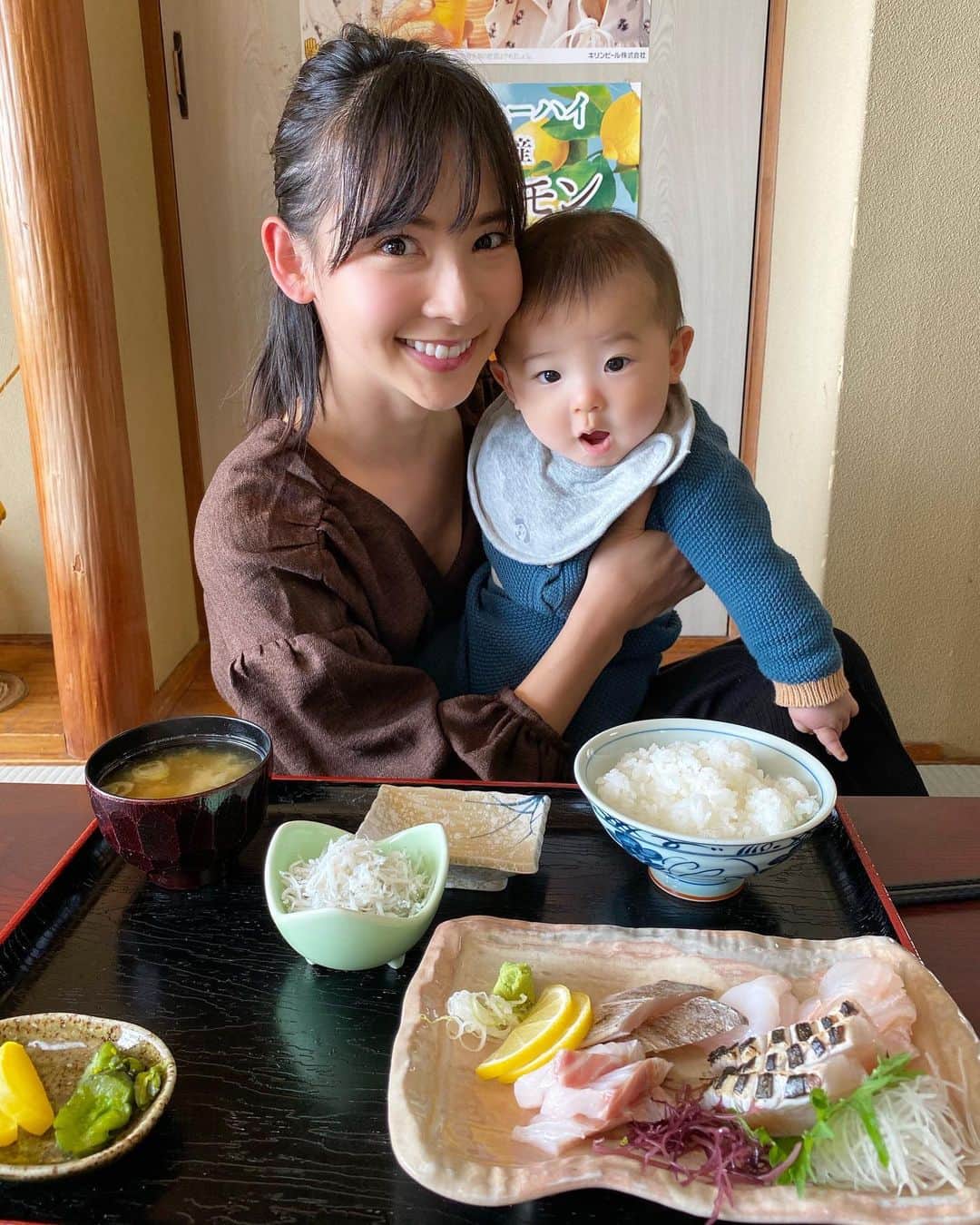 のインスタグラム：「🥢♡ 釣り前の腹ごしらえ😋 船釣りでよくお世話になっていた、 腰越漁港の「池田丸」さんで#刺身定食 ✨ ・サワラ ・ヒラメ ・ウスバハギ ・タチウオ ・スズキ どれも美味しかった😭✨ 碧くんはママ手作りの離乳食(しらす小さじ2/豆腐小さじ2/さつまいも大さじ2)を間食してました💙 ＊ #enoshima #koshigoe #shirasu #sashimi #江ノ島グルメ #江ノ島 #腰越 #しらす #刺身 #釣り #阪本智子」