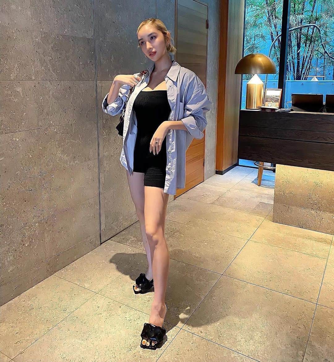 のインスタグラム：「暖かかったからサンダルモード👡🖤  はやく涼しい洋服たくさん着たい👱‍♀️💙」