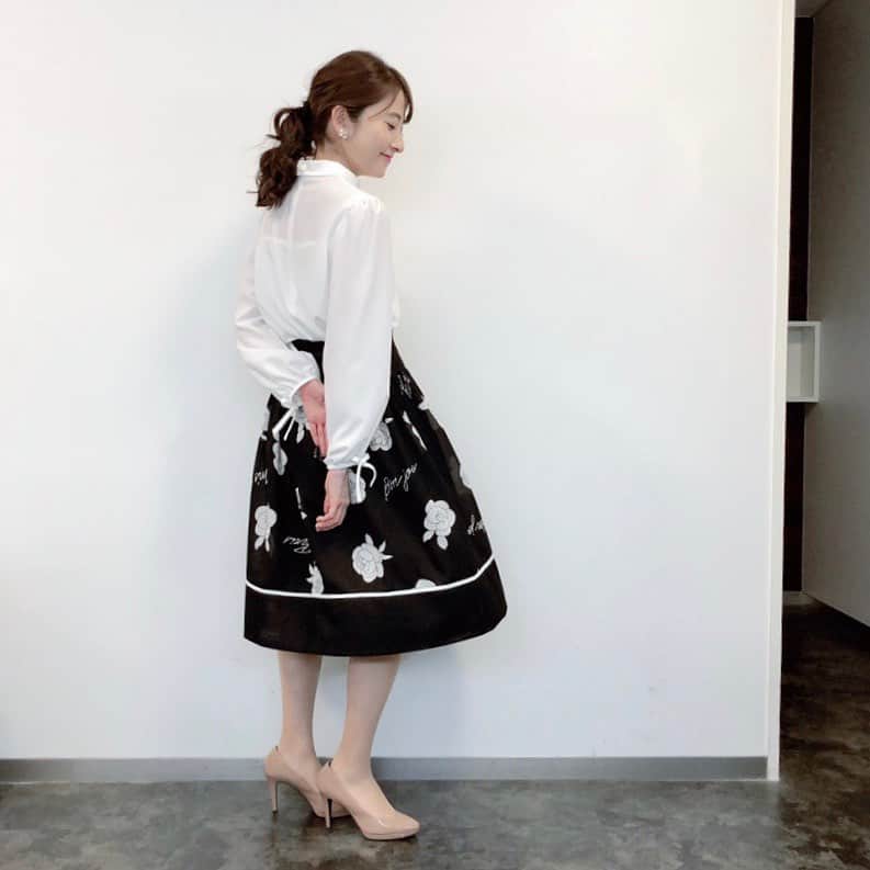 TBS「あさチャン！」のインスタグラム：「Today's まおこ Fashion🌙 . スタイリストさんからのポイント💁🏻‍♀️✨ ブラウスは、ロールカラーのスタンド、 袖は、ボリュームが程よくあって 袖口に品よくリボンがあしらわれていて素敵です🎀 スカートは、大きな花のプリントで お嬢様って感じが日比アナにぴったりですね😆❣️ ・ ボトムを合皮の黒パンツにするとシャープに✨ トップスを明るい色のニットにすると フェミニンな感じになりますよ😘 色々コーデを変化させてみてください🤗🎶 ・ ブラウス、スカート→M‘s GRACY  ・ ・ #tbs #あさチャン #アナウンサー #日比麻音子 #まおコーデ」