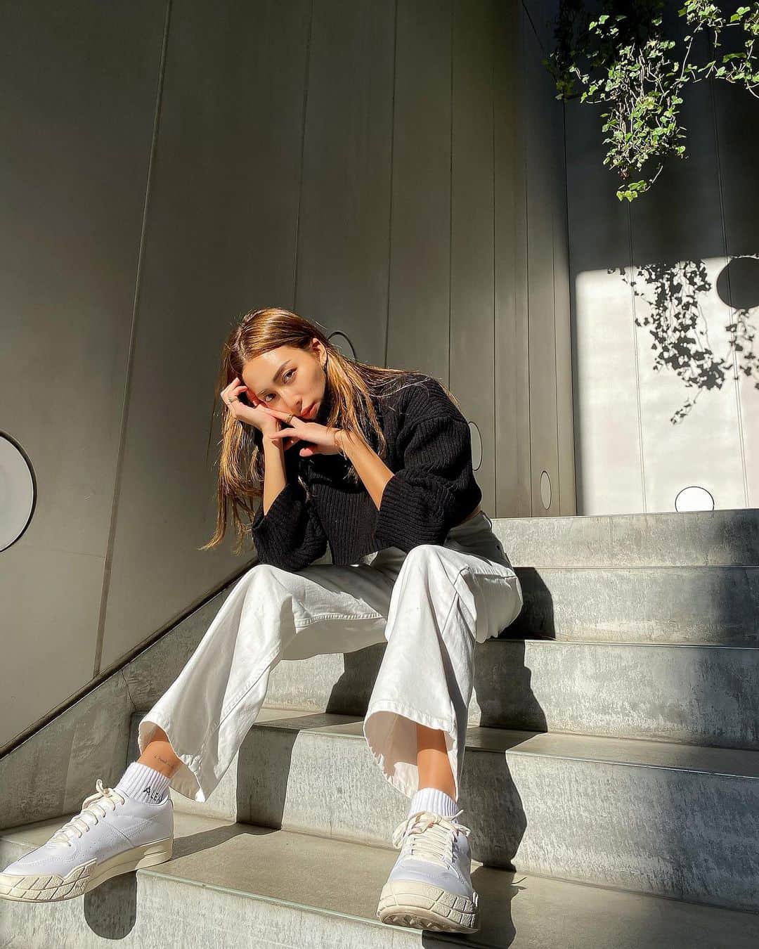 のインスタグラム：「天気がいい日が続いてるね✨ 花粉も飛んでるみたい🧚🏽‍♀️ . 私 秋だけ花粉症なんだけど 周りがいま大変そお😨 わたしが実践してて効果感じてる事おしえるね🤍 . 花粉の時期や始まる前に  グルテンフリーするといいかも✨ 小麦とらなかった1年間 花粉症発症しなかったの🤍✨ 辛い時期だけ気を付けてあげるといいかもね🌷 . . .  ■Denim Painter Pants White/  S  #alexiastam #alexiaoutfit #ootd  #outfit #fashion #coordinate」