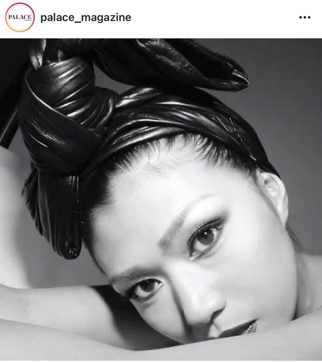 中鉢明子のインスタグラム：「@palace_magazine #interview  仲の良い中学生の同級生のはづき @hazukiing が今回おしゃれが凝縮した新しいスタイルのファッション雑誌を出しました。PALACE MAGAZINEというのですが、第一号に私もほんの少しですがインタビュー答えて協力してます。 　　 　ファッション🤔？協力したい気持ちは山々だけど今の私は毎日子育てで自分のことはボッサボサでファッションと遠くかけ離れてるよと言ったんだけど、そういうのを超えたものを作りたいんだと。あきちゃんの(小さい時からの友達はそう呼ぶ) 生きてる感じでいいんだと。結局インタビューはいつもの電話となんら変わらないファッションのファの字も出てこない…たわいもない会話で私の最近の自宅出産のこととか、あとなんだっけ？(笑)   　そしたら、よくあの電話でこれを書いたね。というくらい、私の両親、私の10代からのことをよう上手にまとめて書いてくれました。PALACE マガジンは、 どちらかと言うと🔥体育会系の熱さな雑誌で、『クリエイティブこそモードこそ 愛があり創造がはじまる。 人と人とを繋げるプラットフォームでありたい。』 　もっともっと挑戦していこう！っていう意味や新しい人生を歩もうっていう意味でgo to Journeyっていう裏テーマもあるんだ　とか。 　 　手前の流行だけで語るような雑誌ではなく、情熱いっぱい詰まった、本棚に置いておきたいアートブック的なものに仕上がってますよ。  全国の蔦屋書店もしくは www.palacemagazine.net で買えるそうです。詳しくは @palace_magazine  #fashion #magazine #japan #ファッション誌 #ファッション#ファッション雑誌 #パレスマガジン #PALACEMAGAZINE@」