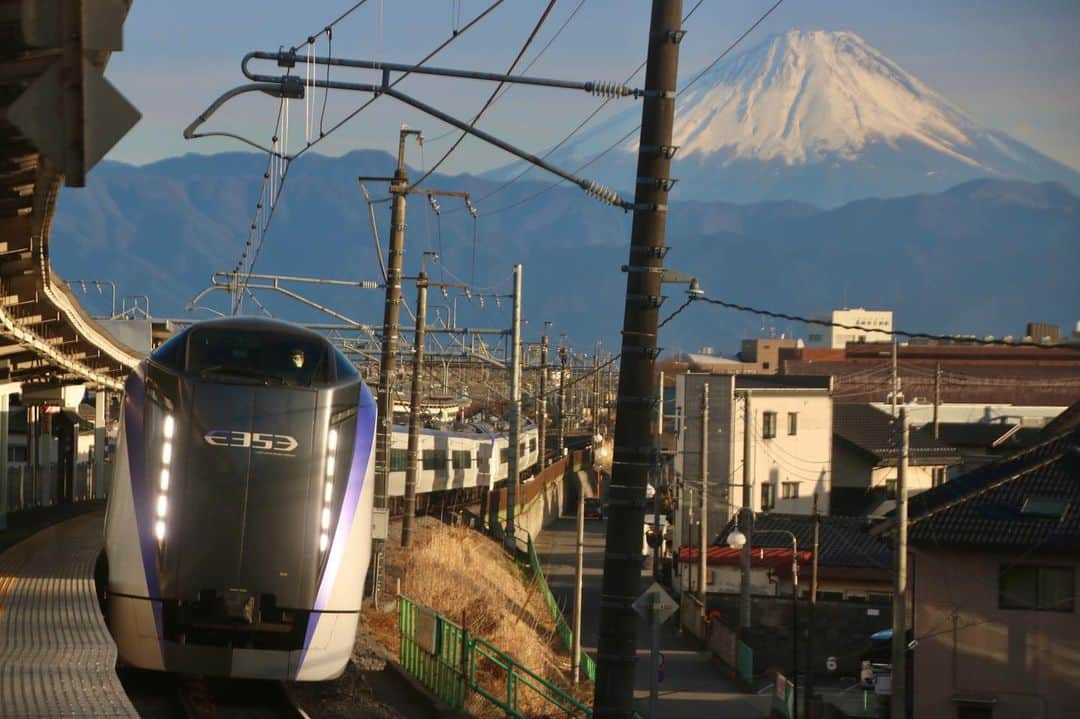 徳永ゆうきさんのインスタグラム写真 - (徳永ゆうきInstagram)「. . あずさと富士山と。 . -2021.02.23- . #鉄道写真 #撮り鉄 #鉄道好き #JR東日本 #中央本線 #韮崎駅 #E353系 #特急 #あずさ #松本行き  #富士山の日 #富士山」2月24日 12時43分 - tokuchan_1113