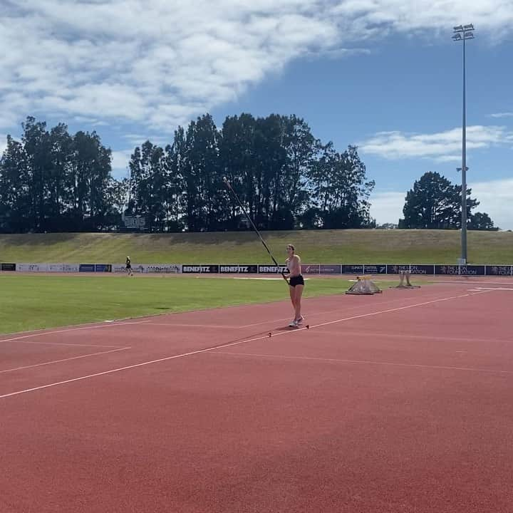 エリザ・マッカートニーのインスタグラム：「4.40m on 8 step, love a short run pb ☺️」