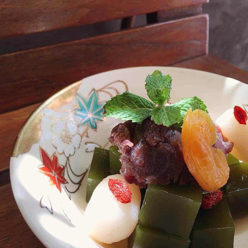 toiro_wagashiのインスタグラム：「Are you still hungry after lunch? If your answer is "yes", this is the solution! Make sure you order Matcha Anmitsu for your dessert. We serve matcha agar, red beans and dango in a bowl. Enjoy it with palm sugar syrup and sencha or houjicha tea.. Fulfill your needs, fulfill your wishes!  #toiro_wagashi #kerobokan #batubelig」