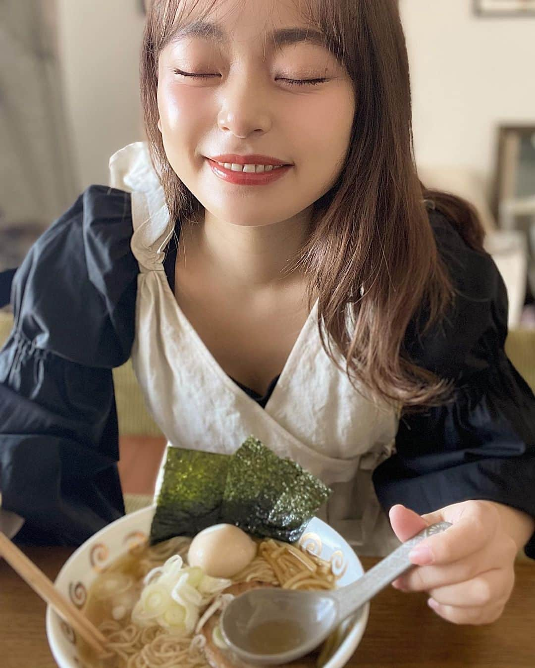 Yuuki mimuraさんのインスタグラム写真 - (Yuuki mimuraInstagram)「🍜🤍“  みんなはお昼食べたぁ？ 阿夫利のラーメンが お取り寄せできるって知ってた？？  わたしこの柚子風味の塩ラーメン大好きなの💛  前に住んでいたところが近くに阿夫利があったので ちょくちょく食べに行ってたけど 今は近くにないのでお取り寄せができるの嬉しい~🥰🤍  あ。。 海苔、3枚一気のせしたのバレました🤫？？  #afuri #afuri通販 #お取り寄せグルメ #おうちでafuri  #阿夫利 #お取り寄せラーメン #グルメ #グルメ好きな人と繋がりたい #グルメスタグラム  #ラーメン通販 #麺スタグラム #pr  #おうちごはん #おうち#取り寄せ#ラーメン #ラーメン好きな人と繋がりたい  #stayhome #japanesefood #instafood  #foodstagram   ◡̈⃝ᵗʱᵃᵑᵏઽ*◌♡⃝⑅⃝  @afuri_fineramen」2月24日 12時48分 - u0829u