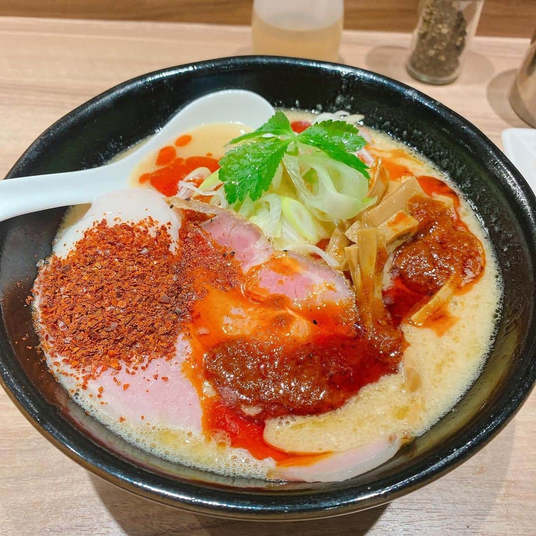 金巻ともこさんのインスタグラム写真 - (金巻ともこInstagram)「おやすみだったのでビールと肉のあとにラーメン。  #ラーメン #鶏そばうえ原  #成増グルメ #おそとごはん金巻」2月24日 12時50分 - tomotomoco