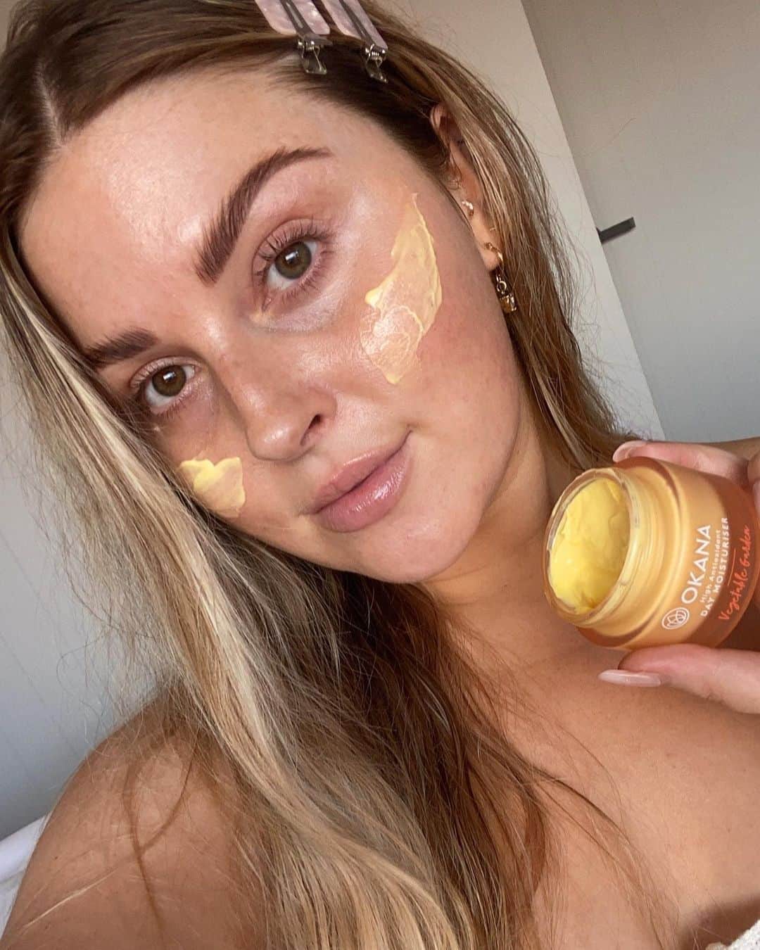 Shannonのインスタグラム：「#AD | Loving the skin I’m in lately 💜🥺 my current go-to look has just been some brow gel, liquid highlighter and a tinted lip balm... a fairly light makeup day! 👀 I’ve been focusing on looking after my skin and showing off its natural glow and my natural flush 🥰 today I used the amazing @okanaskincare vegetable garden day moisturizer which is super hydrating and full of antioxidants! Made using fresh natural ingredients which I love too! Look at that stunning glow ✨  Use code SHAN10 for 10% off!」