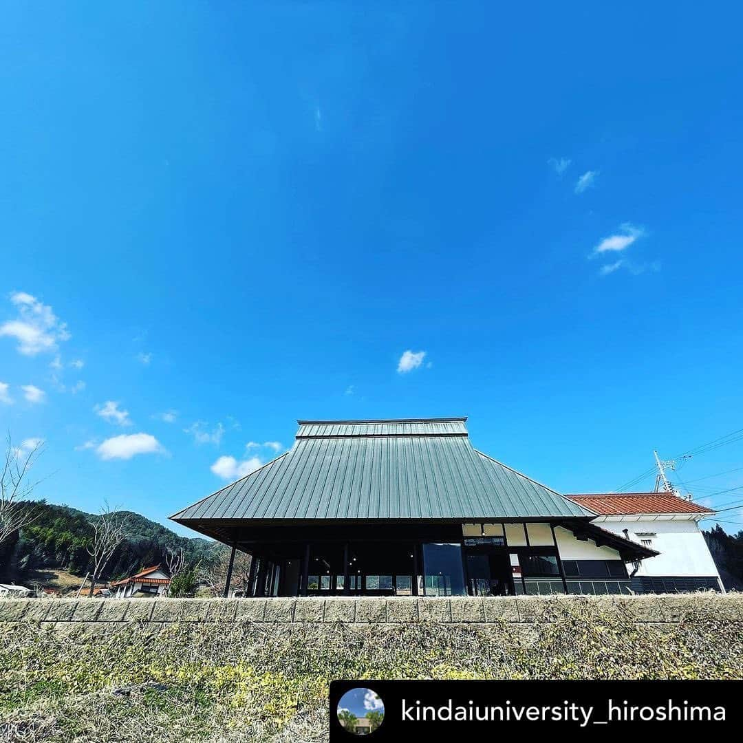 近畿大学総務部広報室のインスタグラム：「#fukutomistarterrace , a traditional house dedicated to peace and community activities, renovated by #kindaiuniversity #engineering  #architecture  #hiroshimacampus   Reposted @kindaiuniversity_hiroshima 星降るテラス  #近畿大学工学部 #近大工学部 #星降るテラス #福富町  #中山間地域 #古民家 #コミュニティーLab. #建築」