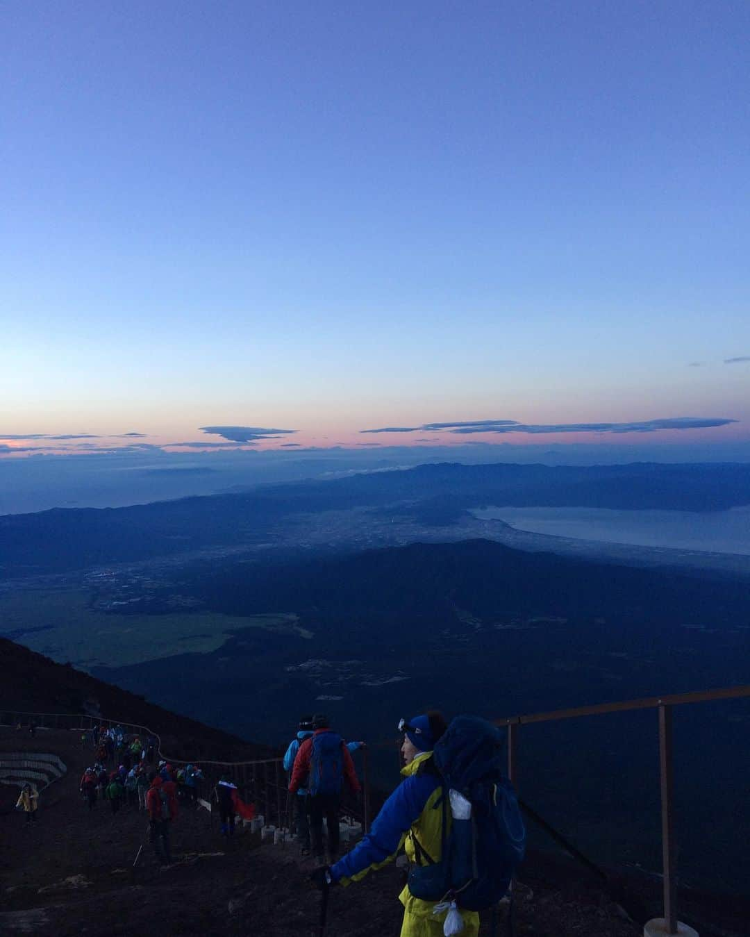 伊東秀和さんのインスタグラム写真 - (伊東秀和Instagram)「富士山🌈  5年前、40歳になるタイミングでJAMのニッシーさんと初の富士登山→ご来光☀️  今年の8月であれから5年経つとは！今年も何かやってみようかな😁 #富士山 #富士登山 #初 #懐かしい写真 #美しかった #絶景 #japan #日本 #誕生日ご来光」2月24日 12時54分 - hide9a2019