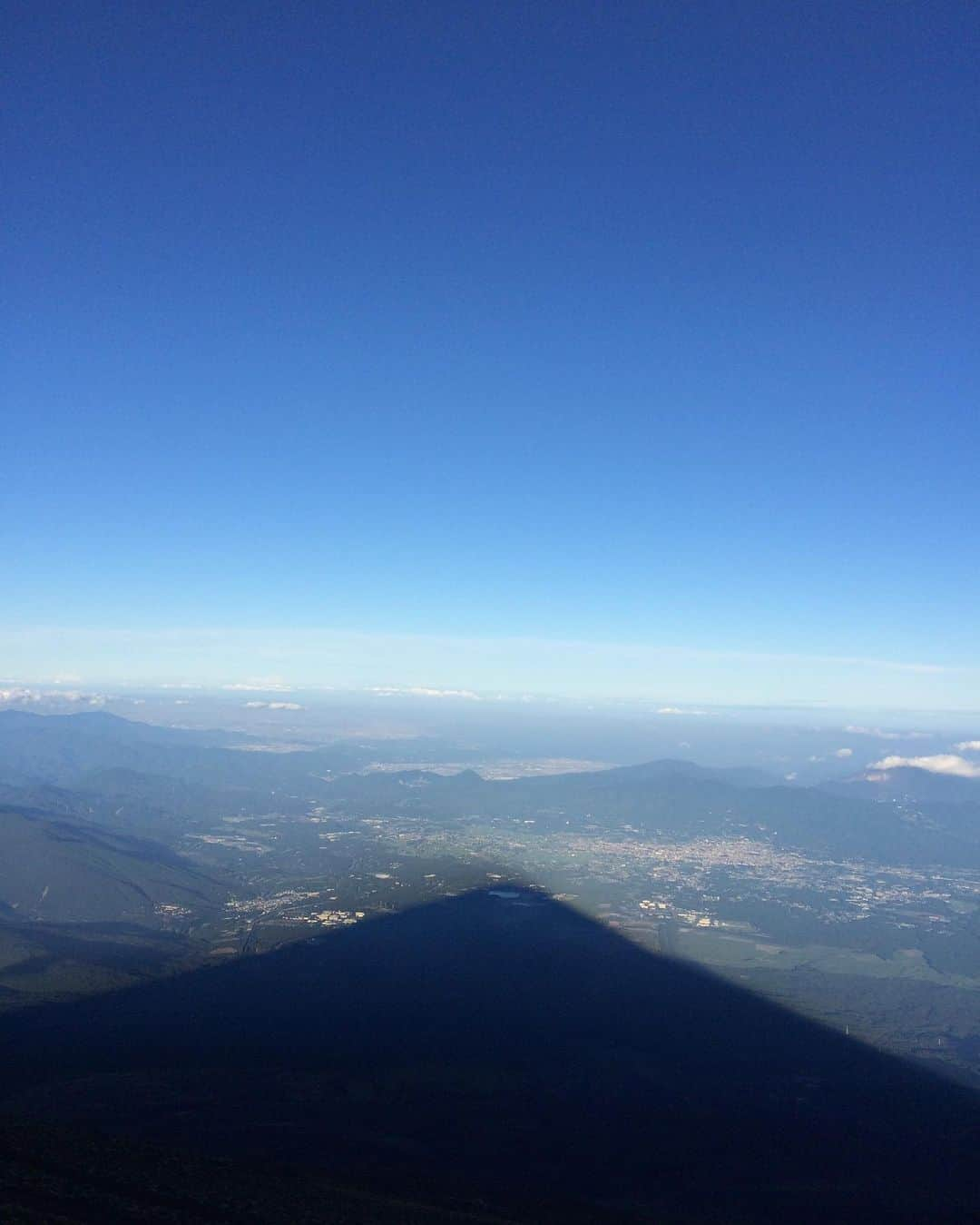 伊東秀和さんのインスタグラム写真 - (伊東秀和Instagram)「富士山🌈  5年前、40歳になるタイミングでJAMのニッシーさんと初の富士登山→ご来光☀️  今年の8月であれから5年経つとは！今年も何かやってみようかな😁 #富士山 #富士登山 #初 #懐かしい写真 #美しかった #絶景 #japan #日本 #誕生日ご来光」2月24日 12時54分 - hide9a2019