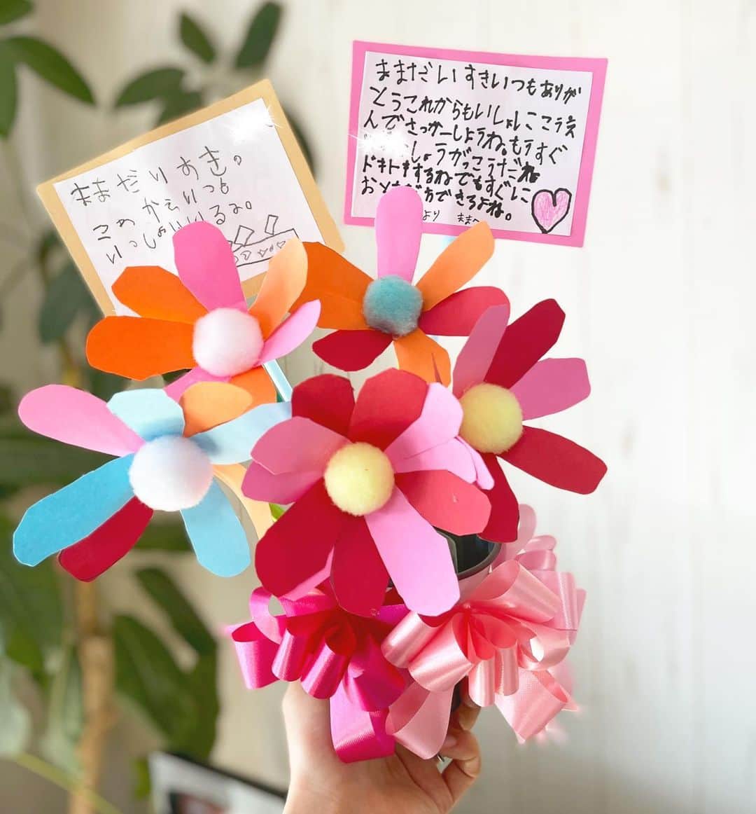 三倉佳奈さんのインスタグラム写真 三倉佳奈instagram 子供たちから誕生日プレゼントに手作りのお花を貰いました 日中は生放送に出て家にいなかったので その間にお祝いの準備をしてくれたようで 嬉しいーー 息子からの手紙には ままだいすき これからいつも