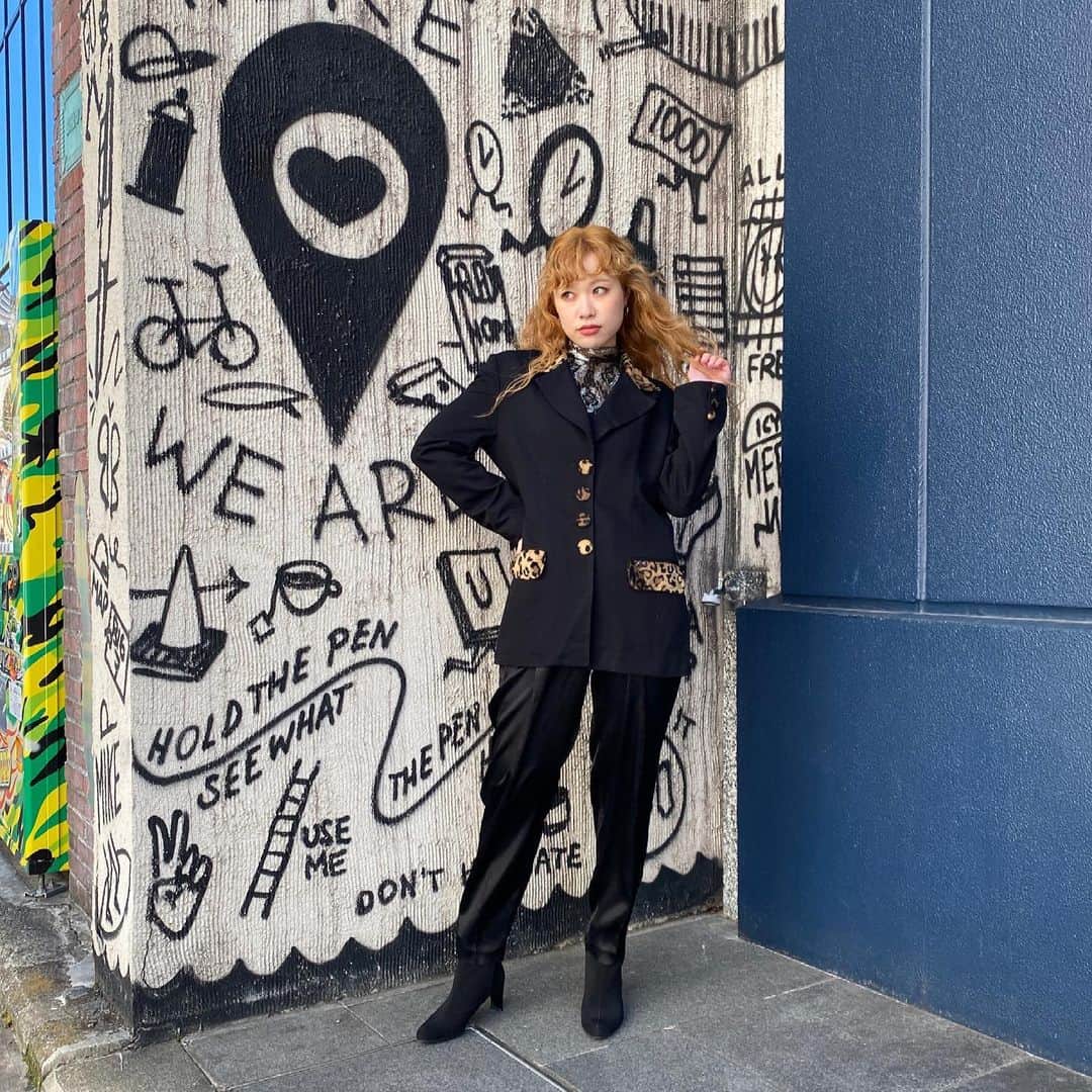PUNK CAKEのインスタグラム：「•leopard collar jacket •silver flower lace top •shiny black tuck pants  #punkcake  #vintage #vintageclothing  #80sfashion  #古着 #古着コーデ  #古着女子 #レディース古着　 #原宿 #harajuku  #harajukufashion  #原宿古着屋 #東京古着屋  #古着屋巡り #古着通販」