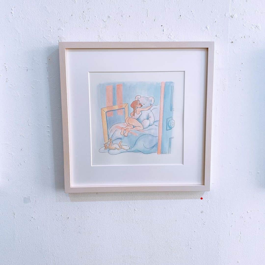 杉山優華のインスタグラム：「🧸🧸🧸 . . . . 楽しみにしてたKumiさんの個展へおじゃまさせていただきました🥺🥺🥺 . . どの作品も可愛くてずっと見てたかったよ〜🥺Kumiさんとも久しぶりにお会いできて嬉しかったです😢❤️❤️ . . 個展前なのにファンアートとしてつぼみのイラスト描いてくださったりして感動してたのに、わぞわざステッカーも用意して下さりプレゼントいただきました😭😭😭感激 . . . グッズのオーダーもしました✨ どれも可愛くて全部欲しかった😡はあ、、パワーもらっちゃったなあ☺️☺️☺️🧸 .」
