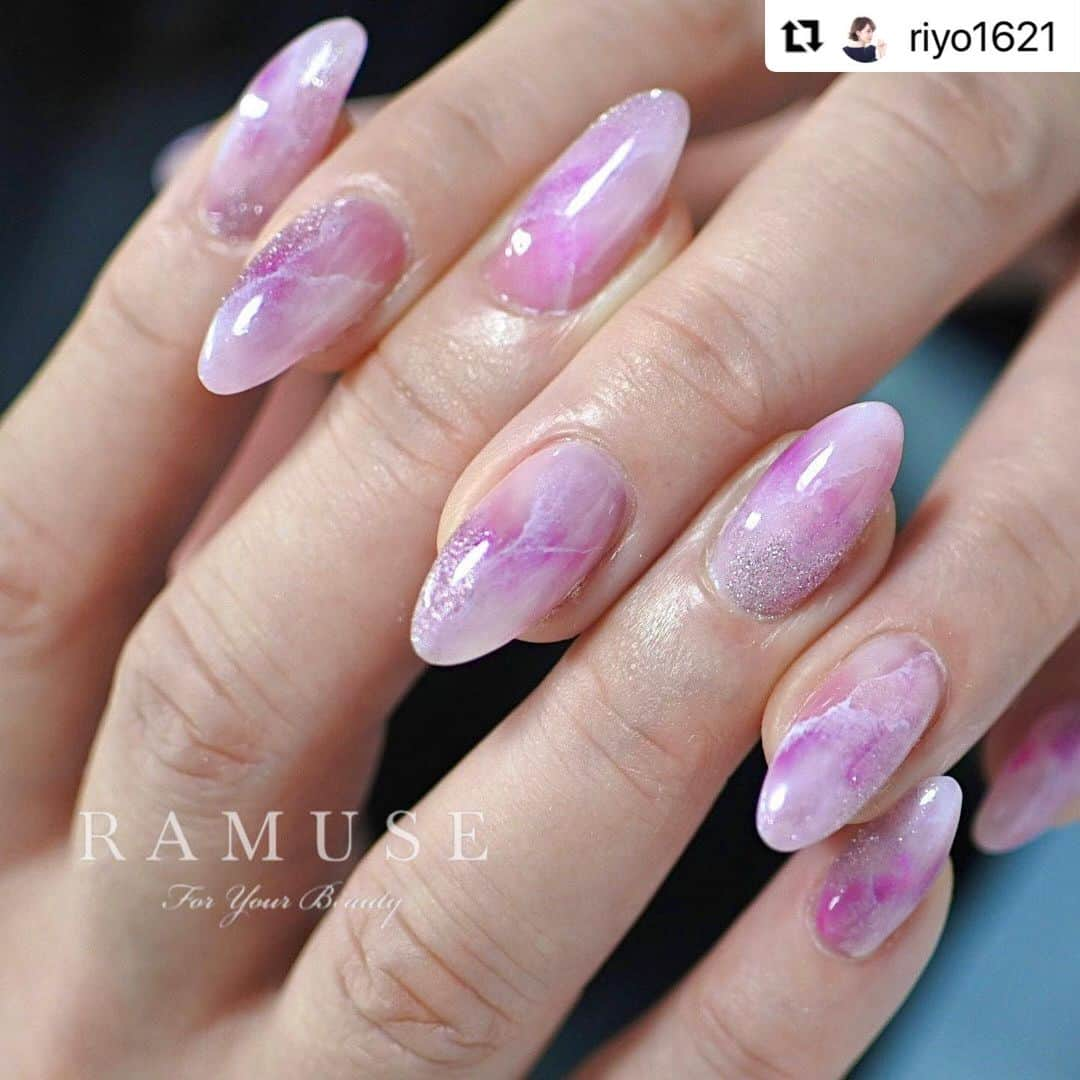 LEAFGEL PREMIUMさんのインスタグラム写真 - (LEAFGEL PREMIUMInstagram)「#Repost @riyo1621 with @make_repost ・・・ 好評の透明感大理石🌸🌸 新発売アイテム使いました！！詳しくは👇 @leafgel_premium のシースルーシリーズは シロップみたいな透明感で 私のニュアンスアートには必須！！✨ . 透明感あるちゅるんとネイルに 特にオススメカラーはこちら💓 #131ミスティーピンク  #k02ラヴィッスマンフラグランス  #k15プロメスフラグランス  . 後は新発売の #spaceoperagel シリーズの 33番ラベンダーピンクもさりげなく使ってます！ #マグネットジェル　であり#フラッシュネイル にもなる優れもの！！😳✨ ラメ感もめっちゃ可愛くて これからヘビロテしそうです💕 . . RAMUSEで大人気の#オーダーネイルチップ　は ホットペッパービューティーからもご予約可能‼️ お日にちに余裕をもってまずはカウンセリングで デザイン等ご相談下さい！✨ 只今最短3日後でのお渡しが出来ます💓 . . . -------------------------- 大阪、梅田ジェルネイル 口コミランキング1位👑 全国フォトギャラリー1位👑 ご予約、詳細はこちら @ramuse.foryourbeauty ☎︎06-6136-8677 . 🌟LINE@でもご予約受付中🌟 LINE ID 【@bca6832z】 @マークも入れて検索！ -------------------------- . . #RAMUSEForYourBeauty#nail#nails#gelnail ネイル#ジェルネイル#ネイルサロン大阪  #ピンクネイル #タイダイネイル#セルフネイル　#ブライダルネイルチップ　#シンプルネイル　#ニュアンスネイル　#大理石ネイル #リーフジェル　#ピンクネイル　#ブライダルネイル #オーダーチップ販売　#ネイルチップ #春ネイル　#オーダーネイルチップ　#大阪　#リーフジェル　#結婚式ネイル　#プレ花嫁さんと繋がりたい　　#梅田ネイルサロン」2月24日 12時58分 - leafgel_premium