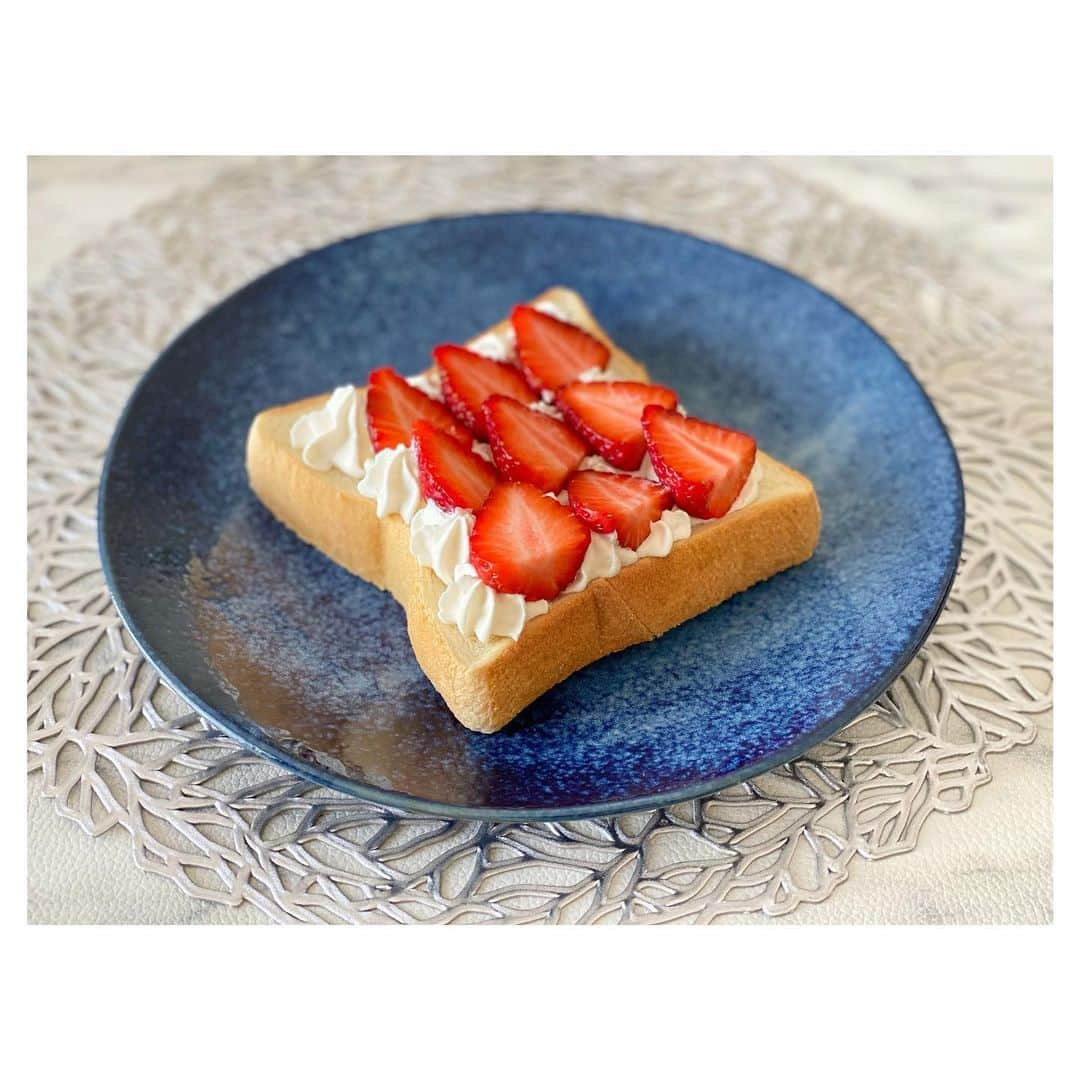 松尾薫さんのインスタグラム写真 - (松尾薫Instagram)「𓍯 #いちごトースト 🍞🍓  今回は急に食べたくなって切って置いただけだから 次はもうちょっとおしゃれに飾ろう笑」2月24日 13時03分 - kaoru_matsuo78