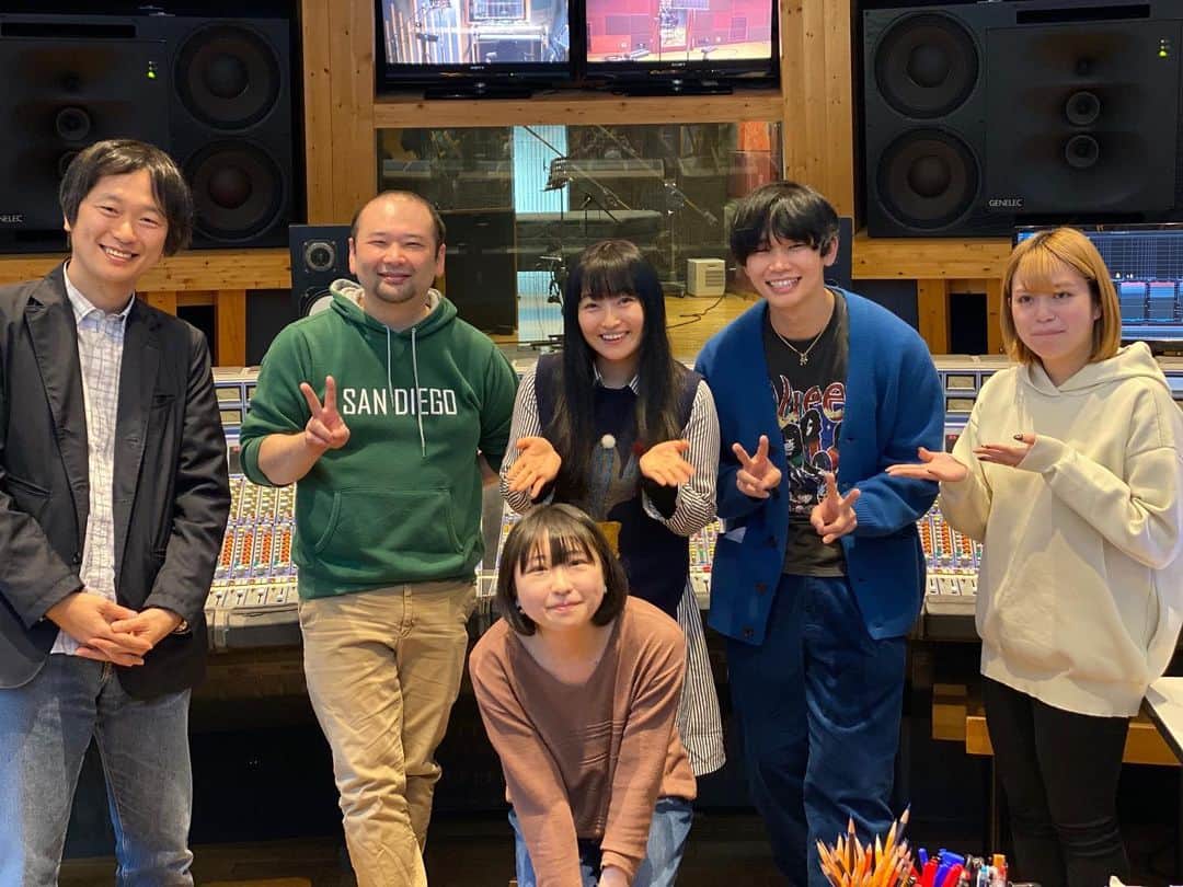出口たかしさんのインスタグラム写真 - (出口たかしInstagram)「先日はとある作品のレコーディングをしてきました🤔  宮原ひとみさん、山田リイコさんと一緒に歌いましたので是非お楽しみに🎤  素敵なチームでレコーディング。 記念にみんなでパシャリ📸  完成まで待ち遠しい👏  #良い事報告隊 #レコーディング #rec #studio」2月24日 13時21分 - takashi_song_