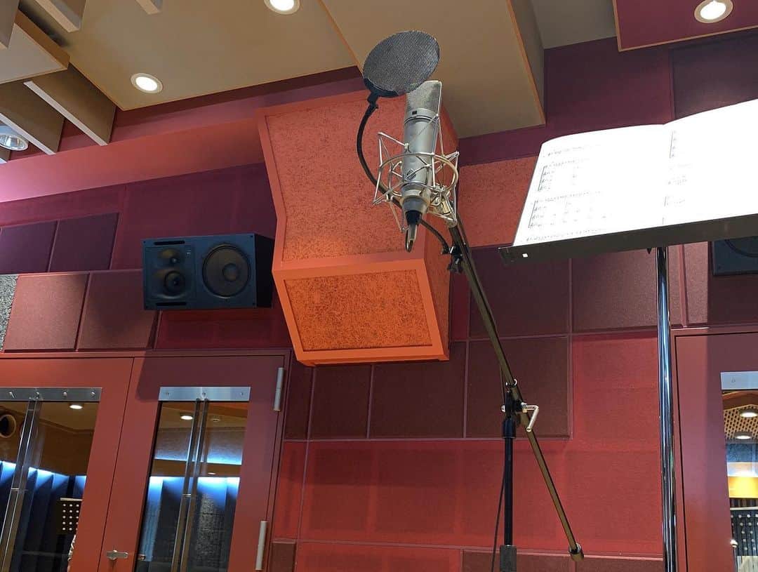 出口たかしさんのインスタグラム写真 - (出口たかしInstagram)「先日はとある作品のレコーディングをしてきました🤔  宮原ひとみさん、山田リイコさんと一緒に歌いましたので是非お楽しみに🎤  素敵なチームでレコーディング。 記念にみんなでパシャリ📸  完成まで待ち遠しい👏  #良い事報告隊 #レコーディング #rec #studio」2月24日 13時21分 - takashi_song_