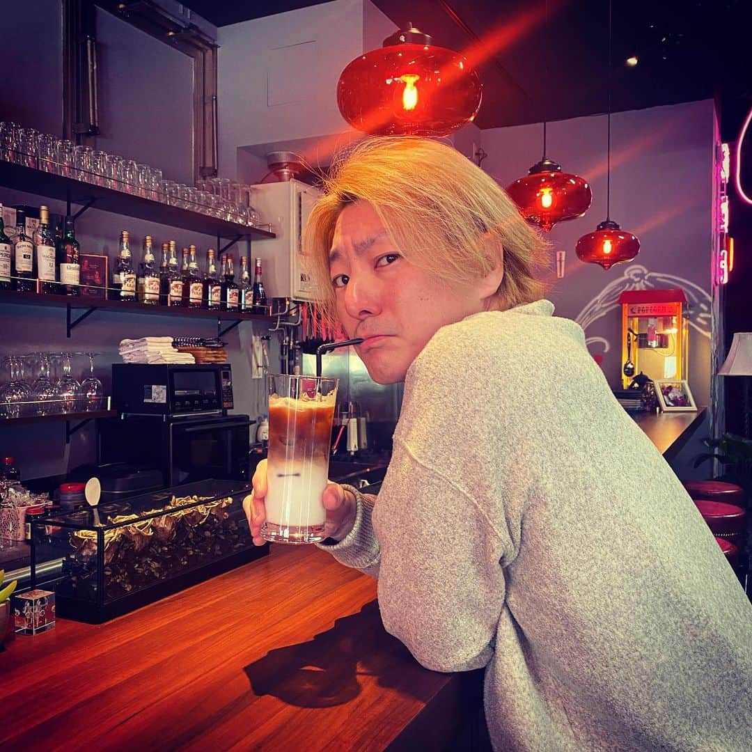 松隈ケンタのインスタグラム：「深煎りカフェラテ　  豆にこだわってます。  #ガルディロックス #天神カフェ #天神ランチ #天神バー」