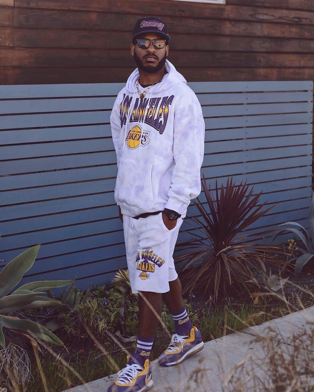 Forever 21 Menさんのインスタグラム写真 - (Forever 21 MenInstagram)「That purple & gold fit 🔥 @teeribbzz   Shop the #FOREVERLA collection now in-stores + online at Forever21.com! Don’t forget to tag us @forever21men + #foreverla for a chance to be featured!🟣🟡」2月24日 13時14分 - forever21men