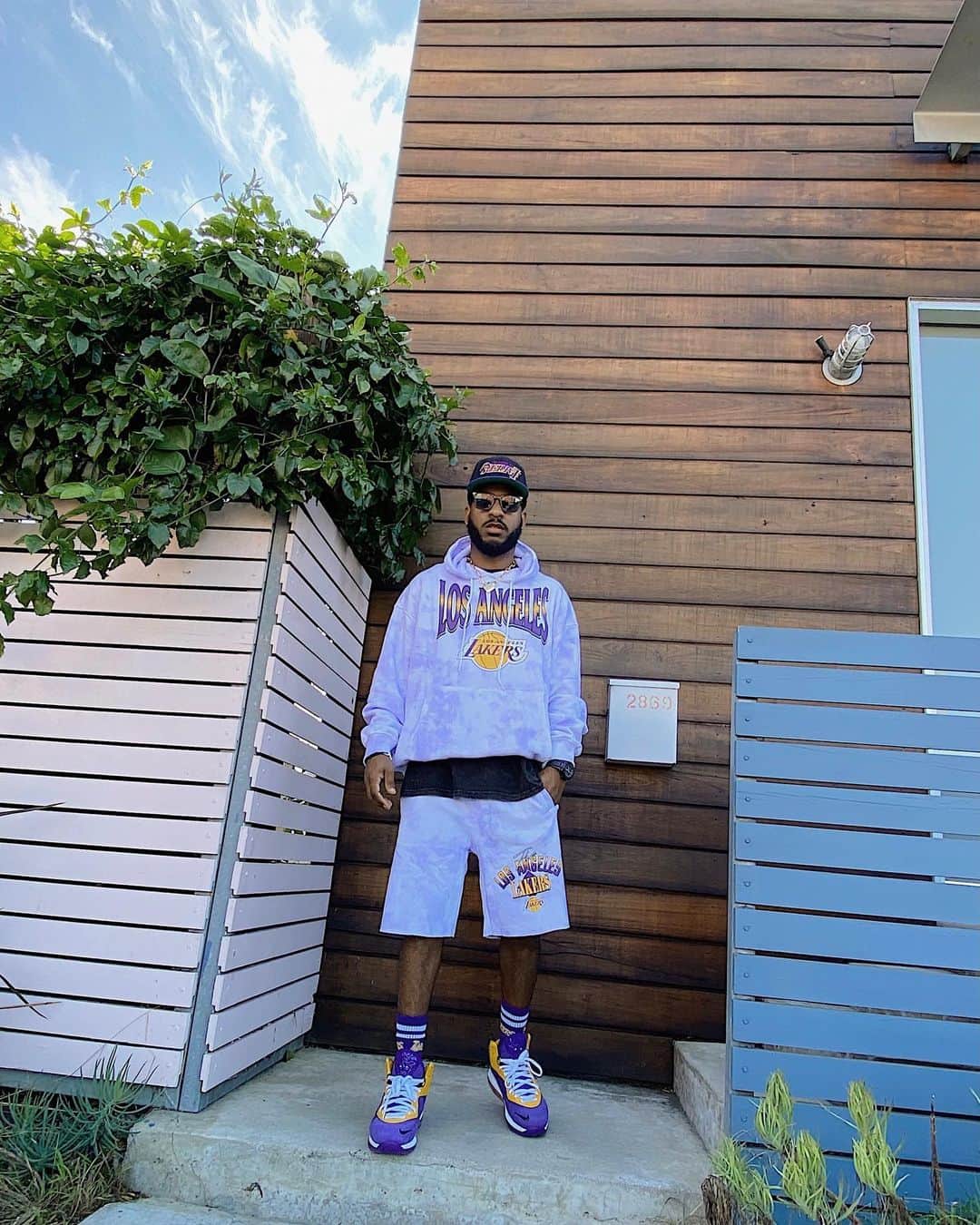 Forever 21 Menさんのインスタグラム写真 - (Forever 21 MenInstagram)「That purple & gold fit 🔥 @teeribbzz   Shop the #FOREVERLA collection now in-stores + online at Forever21.com! Don’t forget to tag us @forever21men + #foreverla for a chance to be featured!🟣🟡」2月24日 13時14分 - forever21men
