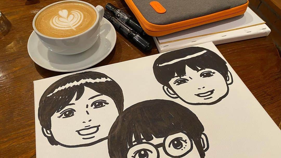 326のインスタグラム：「「何度も同じ人間が似顔絵を頼んでしまってすいません」て言う人いるけど…アレ真逆だからな 似顔絵は描けば描くほど描いてる方は嬉しいんだからな。 大きくなったなー。とか元気そうで嬉しい！とか怪我治ったのか！良かった！とか…そういう変化が全部全部嬉しいんだからな。だからドンドン頼んでね」