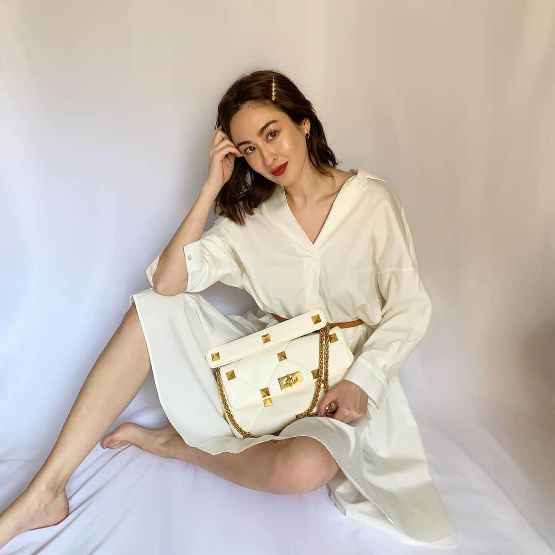 オードリー亜谷香のインスタグラム：「An updated version of a classic, ladies and gentleman the RomanStud bag 🤍 @maisonvalentino #romanstud #ローマンスタッズ」