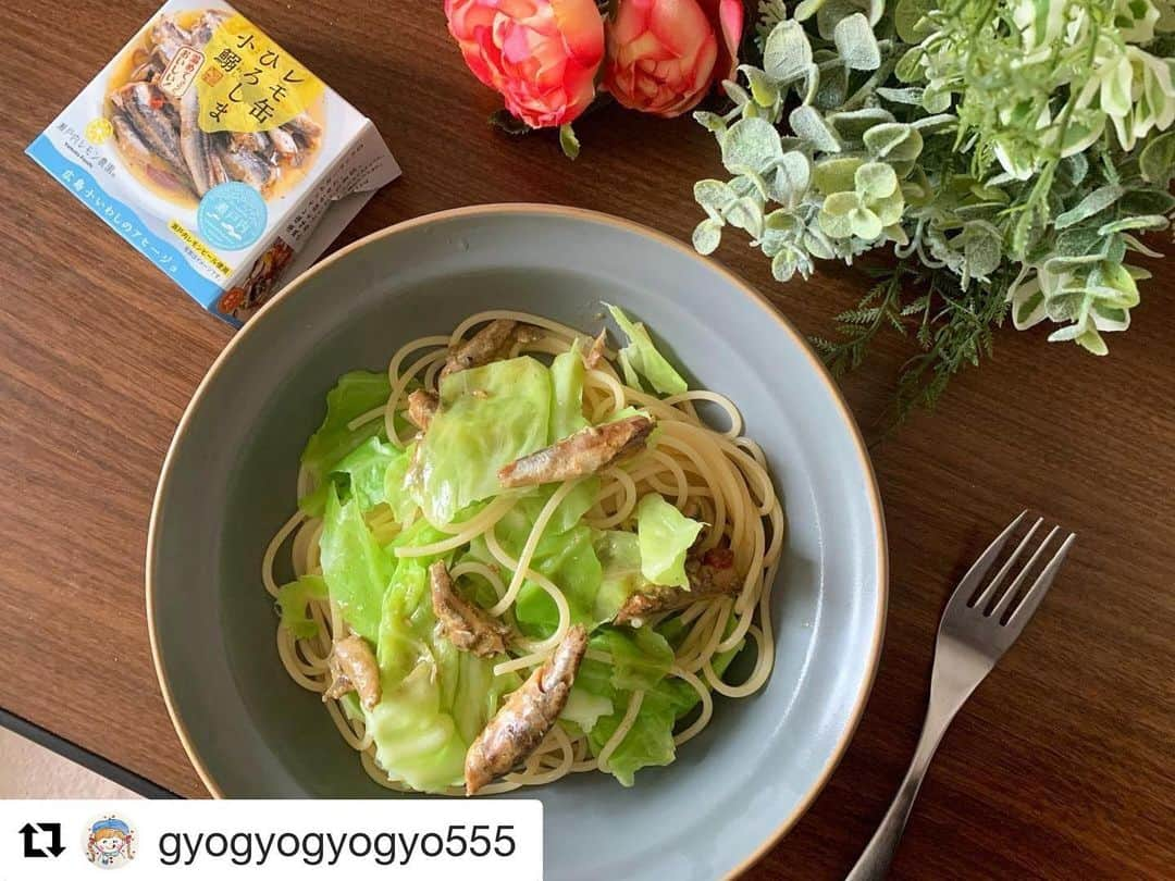 瀬戸内レモン農園さんのインスタグラム写真 - (瀬戸内レモン農園Instagram)「. @gyogyogyogyo555様ありがとうございます！ レモ缶シーズンはそのままでもアレンジレシピもおすすめです😚 ・・・ …  🍋🦔🍴💨✨  【春キャベツと小鰯のレモンオイルパスタ🍝】  ヤマトフーズさんのレモ缶ひろしま小鰯を使って春らしいオイルパスタ🍝を作りました♩🦔🌸🍀  材料（２人分） パスタ…200g 春キャベツの葉…２枚 レモ缶ひろしま小鰯…1缶  作り方💫 ①パスタを表示時間通りにゆで、茹で上がる１分前にちぎったキャベツを入れて一緒に茹でる。 ②湯切りした①に小鰯缶を汁ごと和える ③お皿に盛って完成🍴♩💗  小鰯の苦味と春キャベツの甘味、レモ缶の爽やかさが何とも楽しいパスタ🍝  ぜひ春に作って欲しいレシピです💗🦔🍴  #レモスコ活動 #レモンテーブル瀬戸内  @yamatofoods」2月24日 13時20分 - yamatofoods