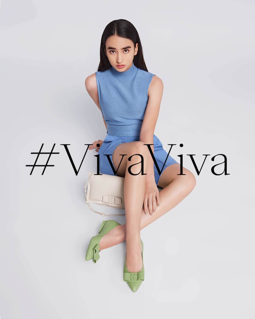 サルヴァトーレ・フェラガモのインスタグラム：「Vanda Margraf embraces the pastel perfection of a subliminal #VivaBowBag and Viva pumps touched with tonal finishes and the unmistakable bow for a feminine allure. #VivaViva」