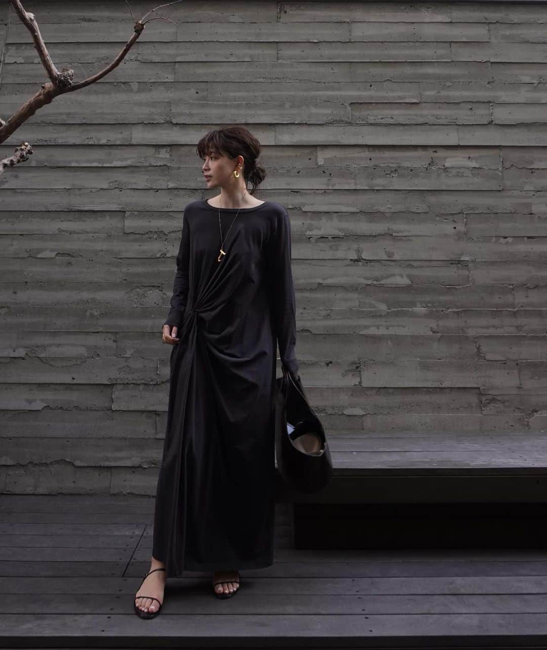 JUNNAのインスタグラム：「@etretokyo  2月25日発売  新作のリラックスワンピ  【credit】 one piece/ ドレープカットロングワンピース bag/ @laurenmanoogian  sandal/ @maisontherow   【新作発売スケジュール】 📍ルミネ新宿店　毎週木曜日 📌ETRÉ TOKYO  毎週木曜日19:00 📌ZOZOTOWN  毎週金曜12:00 📌ELLESHOP  毎週土曜19:30  #therow #laurenmanoogian #etretokyo #156cm #カジュアルコーデ #カジュアルファッション #大人カジュアル #ベージュコーデ #ベージュ#春服 #春コーデ」