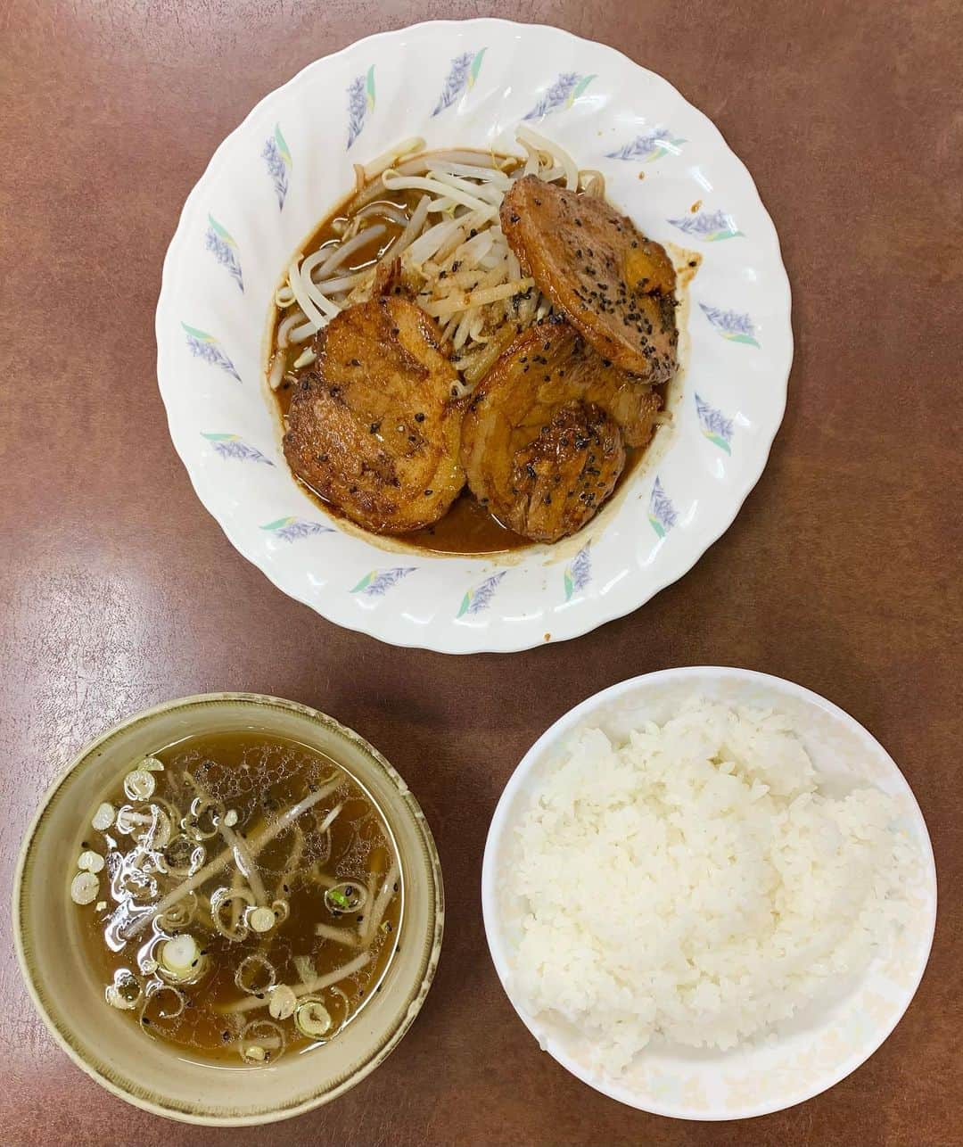 白鳥雪之丞さんのインスタグラム写真 - (白鳥雪之丞Instagram)「水戸3日目ランチ😊🥩🐖  #焼きチャーシュー定食 #チャー定 #あじ平ラーメン #水戸」2月24日 13時25分 - yukinojoeshiratori